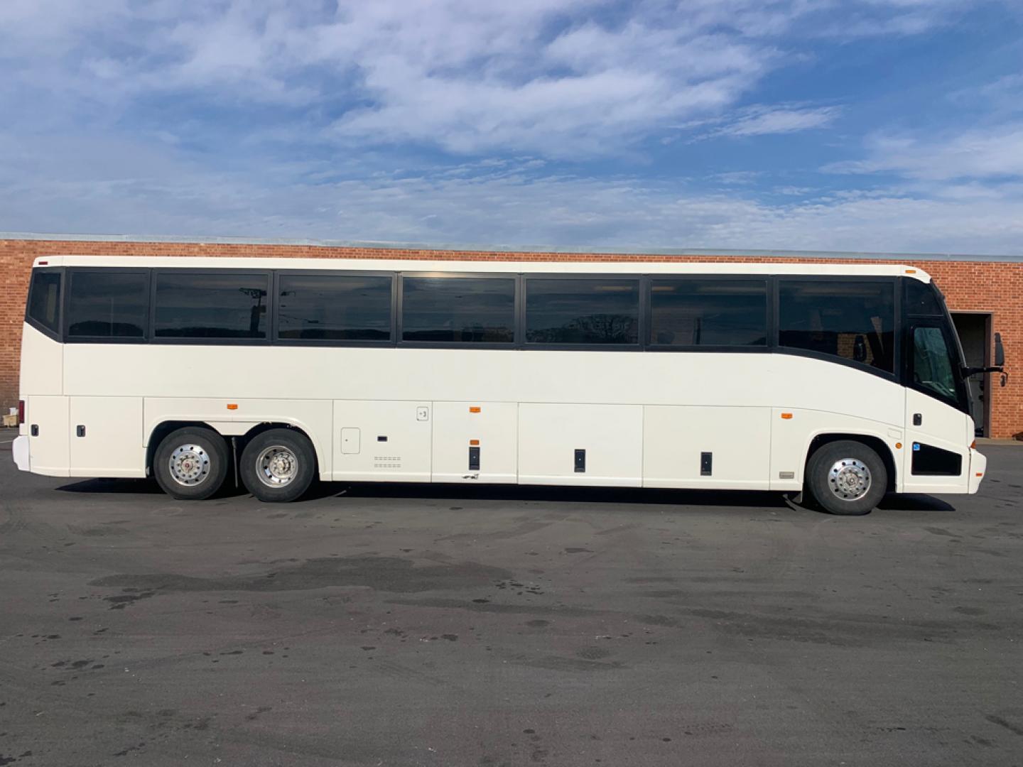 1999 White /Gray/ Red/Blue MCI EL3 with an Series 60 Detroit Diesel engine, Allison transmission, located at 1725 US-68 N, Bellefontaine, OH, 43311, (937) 592-5466, 40.387783, -83.752388 - Series 60 Diesel Engine - Allison Auto Trans. - 45' - 54 Passengers - 6 Flat Screens and DVD - Enclosed parcel racks – Restroom - 110V Outlets - Aluminum Wheels - Two Owner Coach - - Photo#1