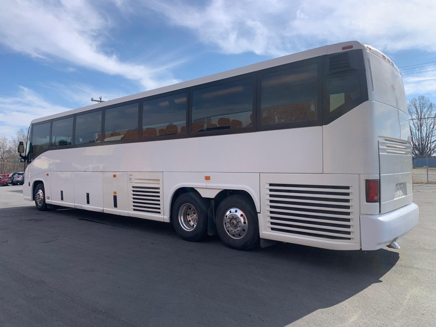 1999 White /Gray/ Red/Blue MCI EL3 with an Series 60 Detroit Diesel engine, Allison transmission, located at 1725 US-68 N, Bellefontaine, OH, 43311, (937) 592-5466, 40.387783, -83.752388 - Series 60 Diesel Engine - Allison Auto Trans. - 45' - 54 Passengers - 6 Flat Screens and DVD - Enclosed parcel racks – Restroom - 110V Outlets - Aluminum Wheels - Two Owner Coach - - Photo#4