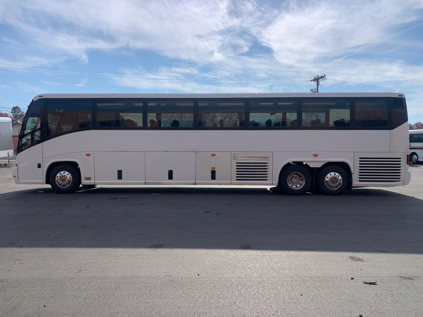 1999 White /Gray/ Red/Blue MCI EL3 with an Series 60 Detroit Diesel engine, Allison transmission, located at 1725 US-68 N, Bellefontaine, OH, 43311, (937) 592-5466, 40.387783, -83.752388 - Series 60 Diesel Engine - Allison Auto Trans. - 45' - 54 Passengers - 6 Flat Screens and DVD - Enclosed parcel racks – Restroom - 110V Outlets - Aluminum Wheels - Two Owner Coach - - Photo#5