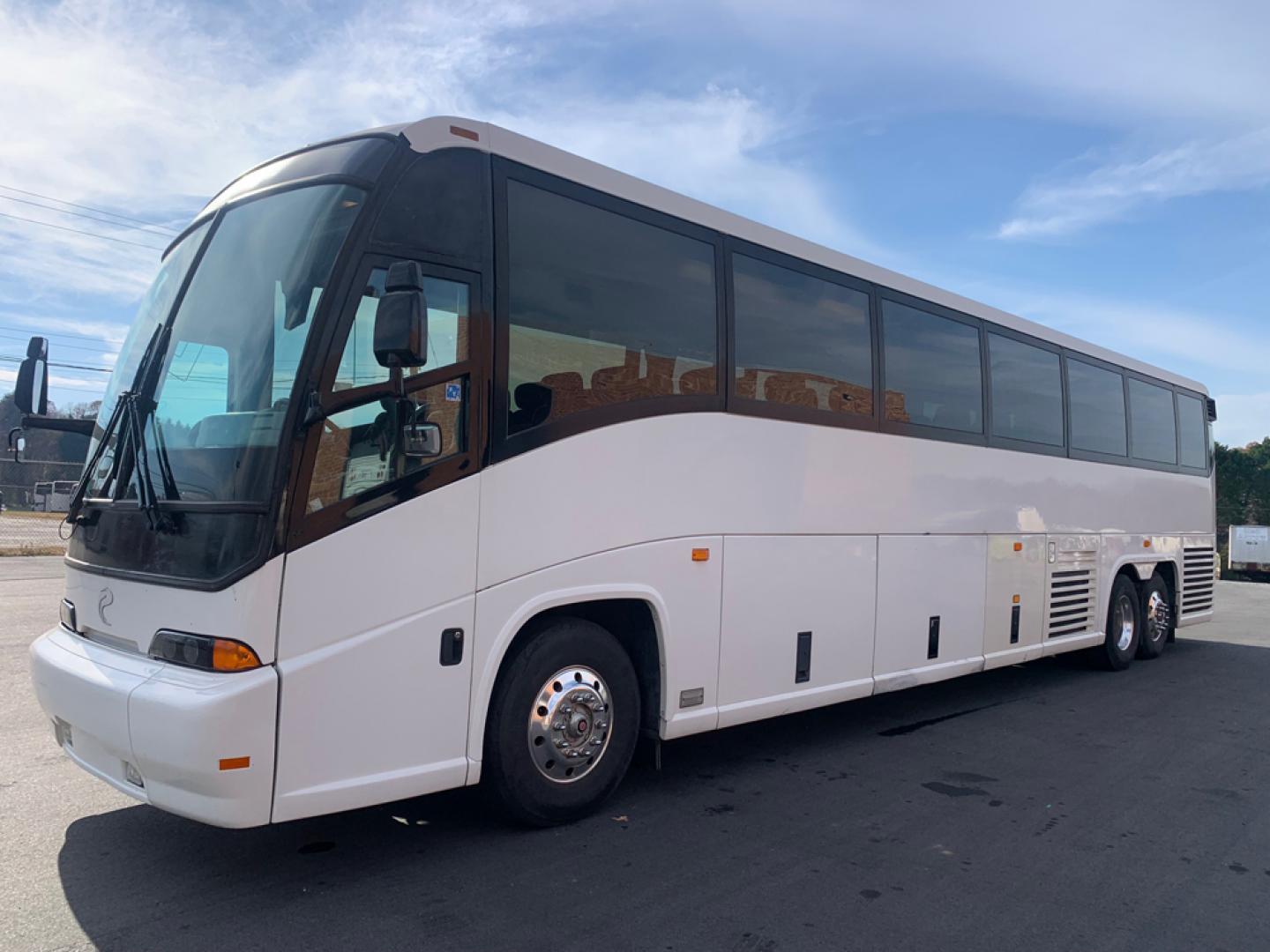 1999 White /Gray/ Red/Blue MCI EL3 with an Series 60 Detroit Diesel engine, Allison transmission, located at 1725 US-68 N, Bellefontaine, OH, 43311, (937) 592-5466, 40.387783, -83.752388 - Series 60 Diesel Engine - Allison Auto Trans. - 45' - 54 Passengers - 6 Flat Screens and DVD - Enclosed parcel racks – Restroom - 110V Outlets - Aluminum Wheels - Two Owner Coach - - Photo#6