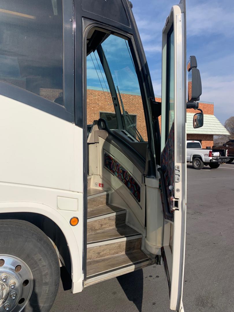 1999 White /Gray/ Red/Blue MCI EL3 with an Series 60 Detroit Diesel engine, Allison transmission, located at 1725 US-68 N, Bellefontaine, OH, 43311, (937) 592-5466, 40.387783, -83.752388 - Series 60 Diesel Engine - Allison Auto Trans. - 45' - 54 Passengers - 6 Flat Screens and DVD - Enclosed parcel racks – Restroom - 110V Outlets - Aluminum Wheels - Two Owner Coach - - Photo#8