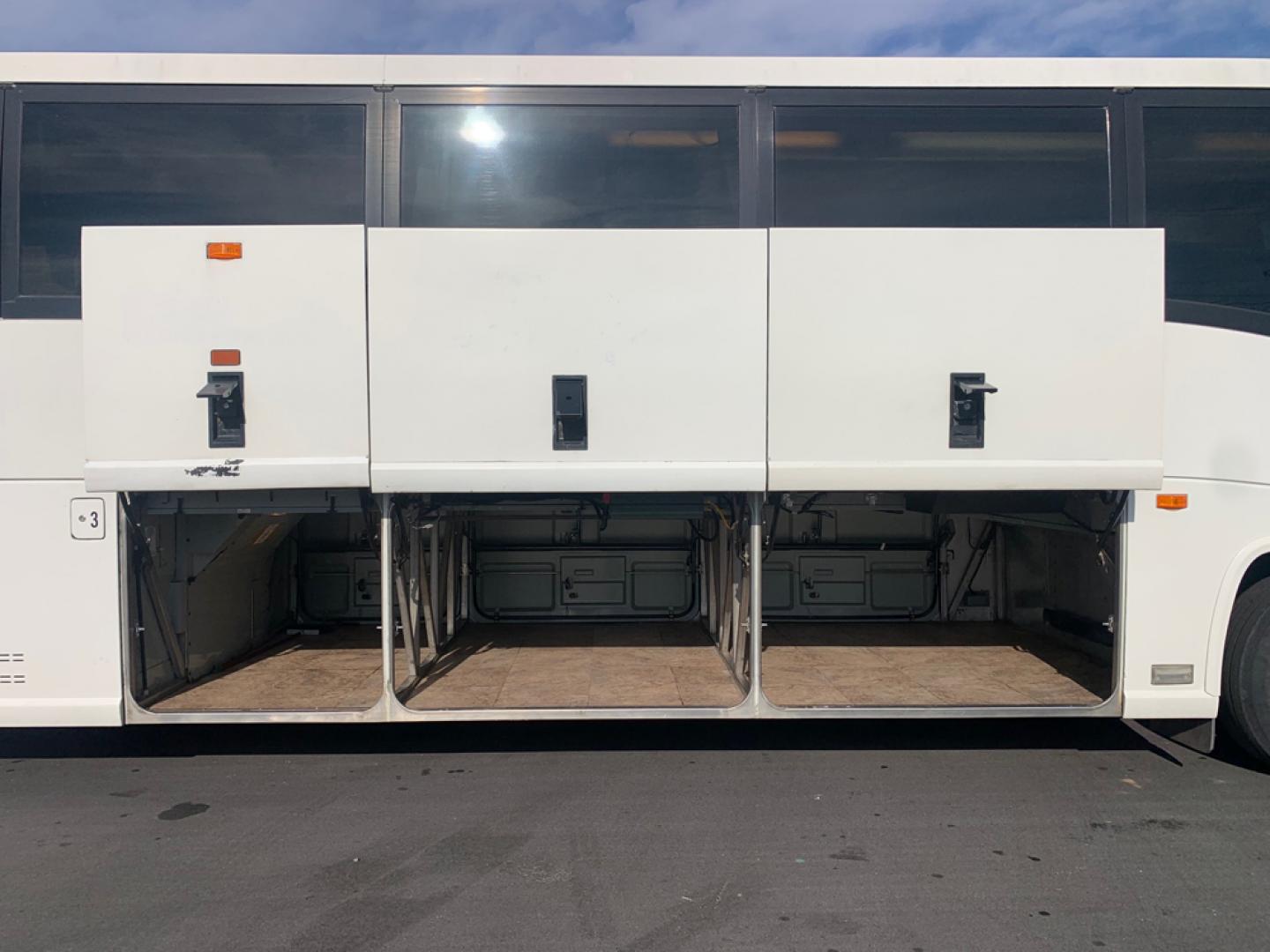 1999 White /Gray/ Red/Blue MCI EL3 with an Series 60 Detroit Diesel engine, Allison transmission, located at 1725 US-68 N, Bellefontaine, OH, 43311, (937) 592-5466, 40.387783, -83.752388 - Series 60 Diesel Engine - Allison Auto Trans. - 45' - 54 Passengers - 6 Flat Screens and DVD - Enclosed parcel racks – Restroom - 110V Outlets - Aluminum Wheels - Two Owner Coach - - Photo#15