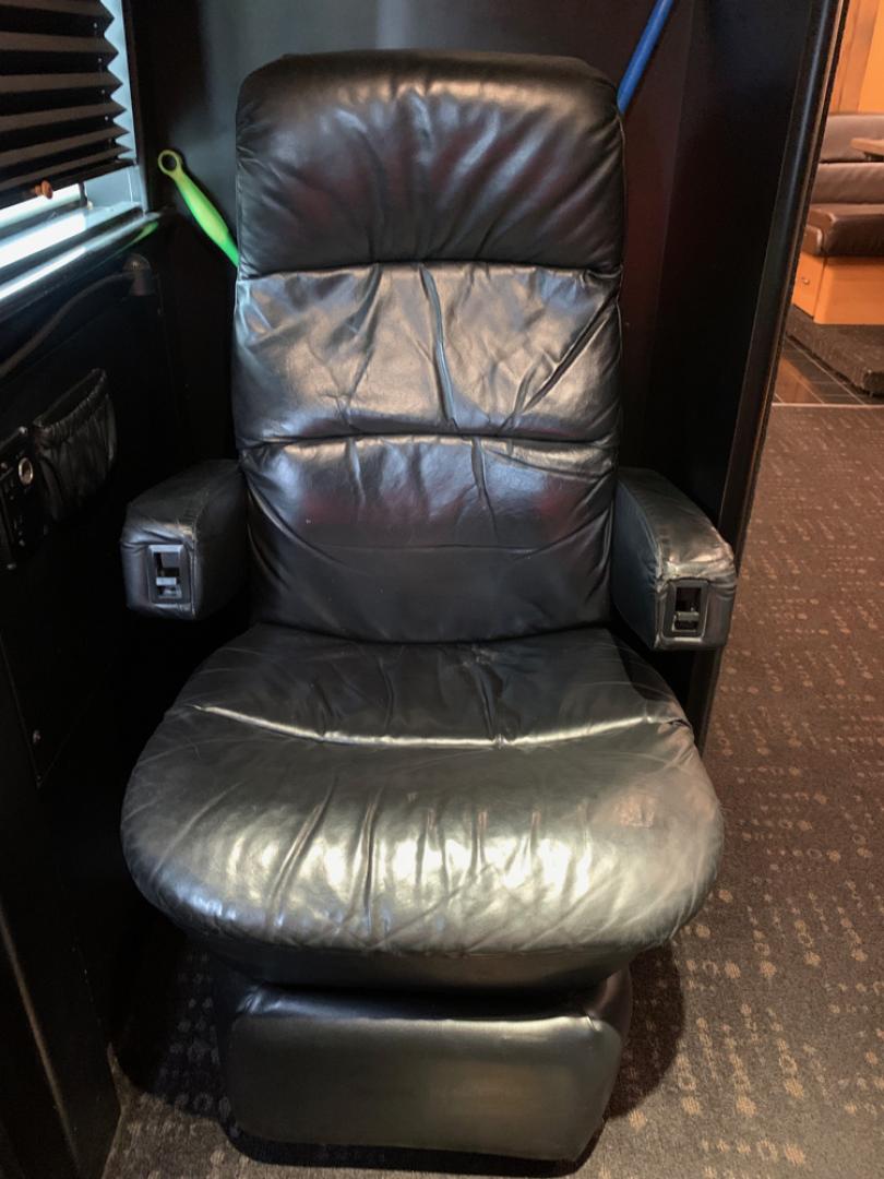 2008 Red/Black/Tan /Black Prevost XLII with an Series 60 Detroit Diesel engine, Allison transmission, 0.000000, 0.000000 - 2008 Prevost XLII - Series 60 Detroit Diesel Engine - Allison Automatic Transmission - Engine and Trans Rebuilt - 45' Long - Diesel Generator - Front Slide Out - Front Lounge - Galley - Restroom with Shower - 12 Bunks - Rear Lounge - 5 Roof A/C with Heat Strips - Aluminum Wheels - Photo#7