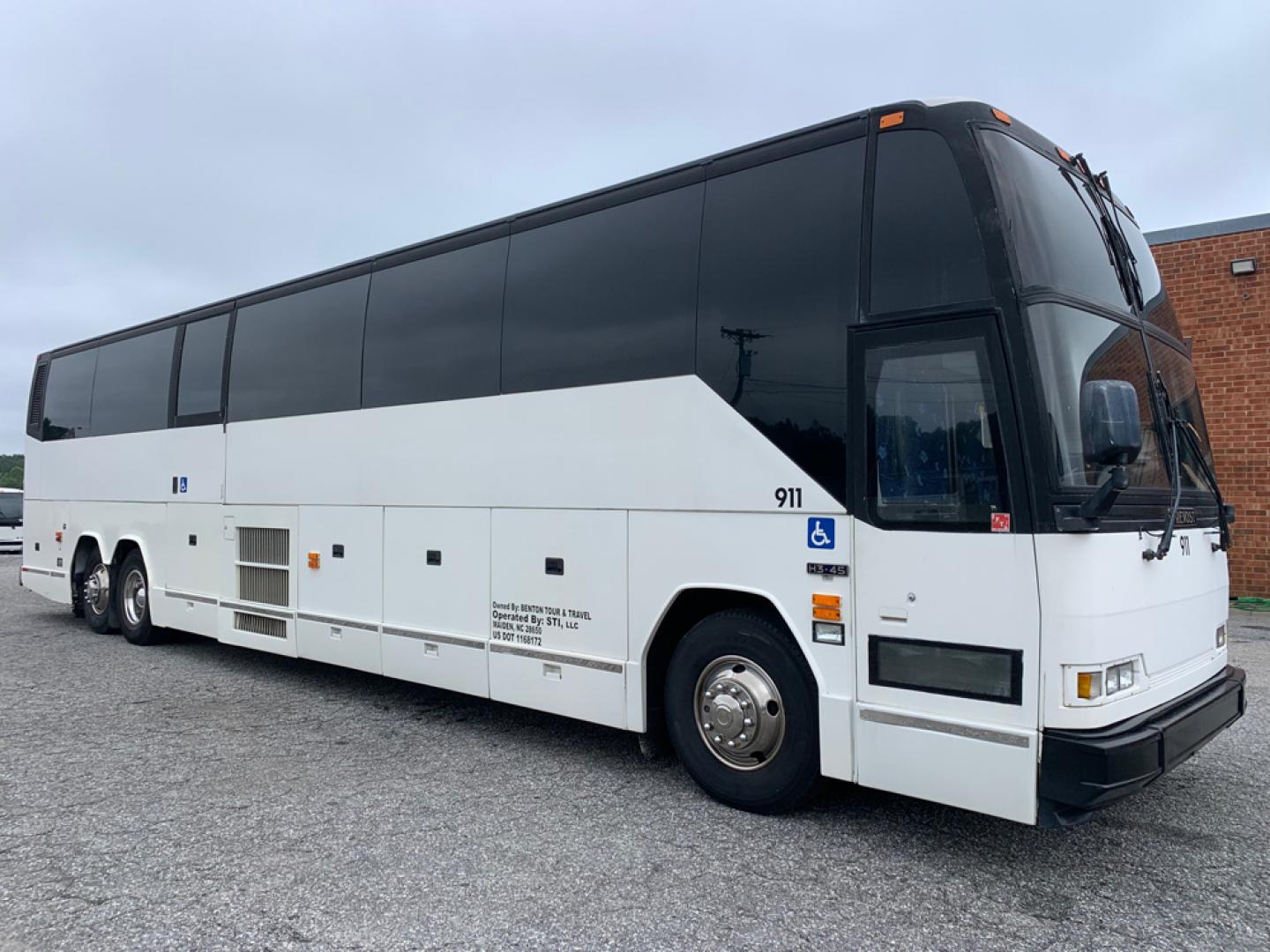 1999 White / Blue Prevost HS-45 with an Series 60 Detroit Diesel engine, Allison transmission, 0.000000, 0.000000 - 1999 PREVOST H3-45 - Series 60 Detroit Diesel - Allison Automatic Transmission - 45' - 56 Passengers - - 4 Monitors and DVD - Handicap Lift - Enclosed Parcel Racks - 110V Plugs - Updated Interior - Wheel Simulators - Photo#0