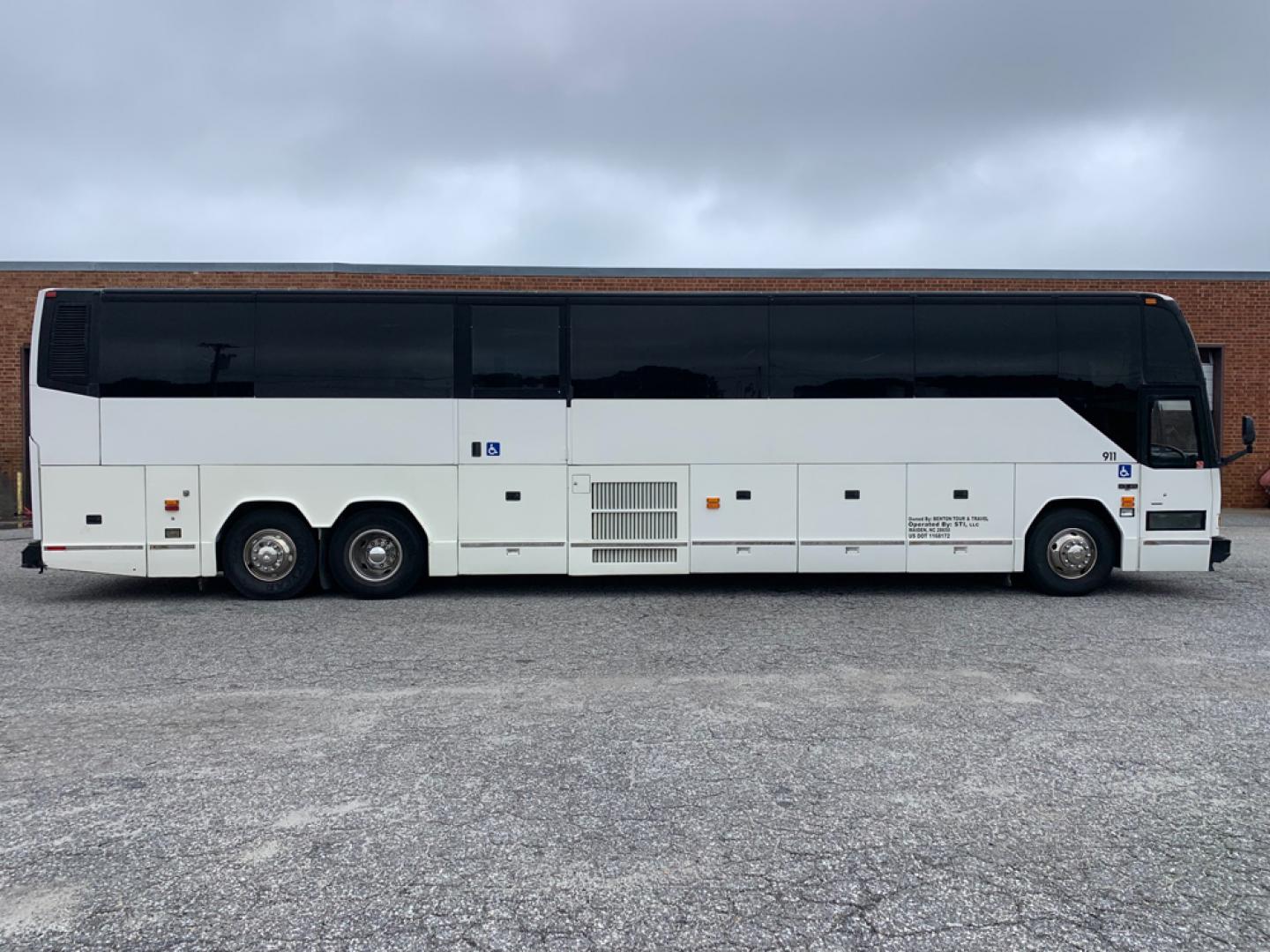 1999 White / Blue Prevost HS-45 with an Series 60 Detroit Diesel engine, Allison transmission, 0.000000, 0.000000 - 1999 PREVOST H3-45 - Series 60 Detroit Diesel - Allison Automatic Transmission - 45' - 56 Passengers - - 4 Monitors and DVD - Handicap Lift - Enclosed Parcel Racks - 110V Plugs - Updated Interior - Wheel Simulators - Photo#1