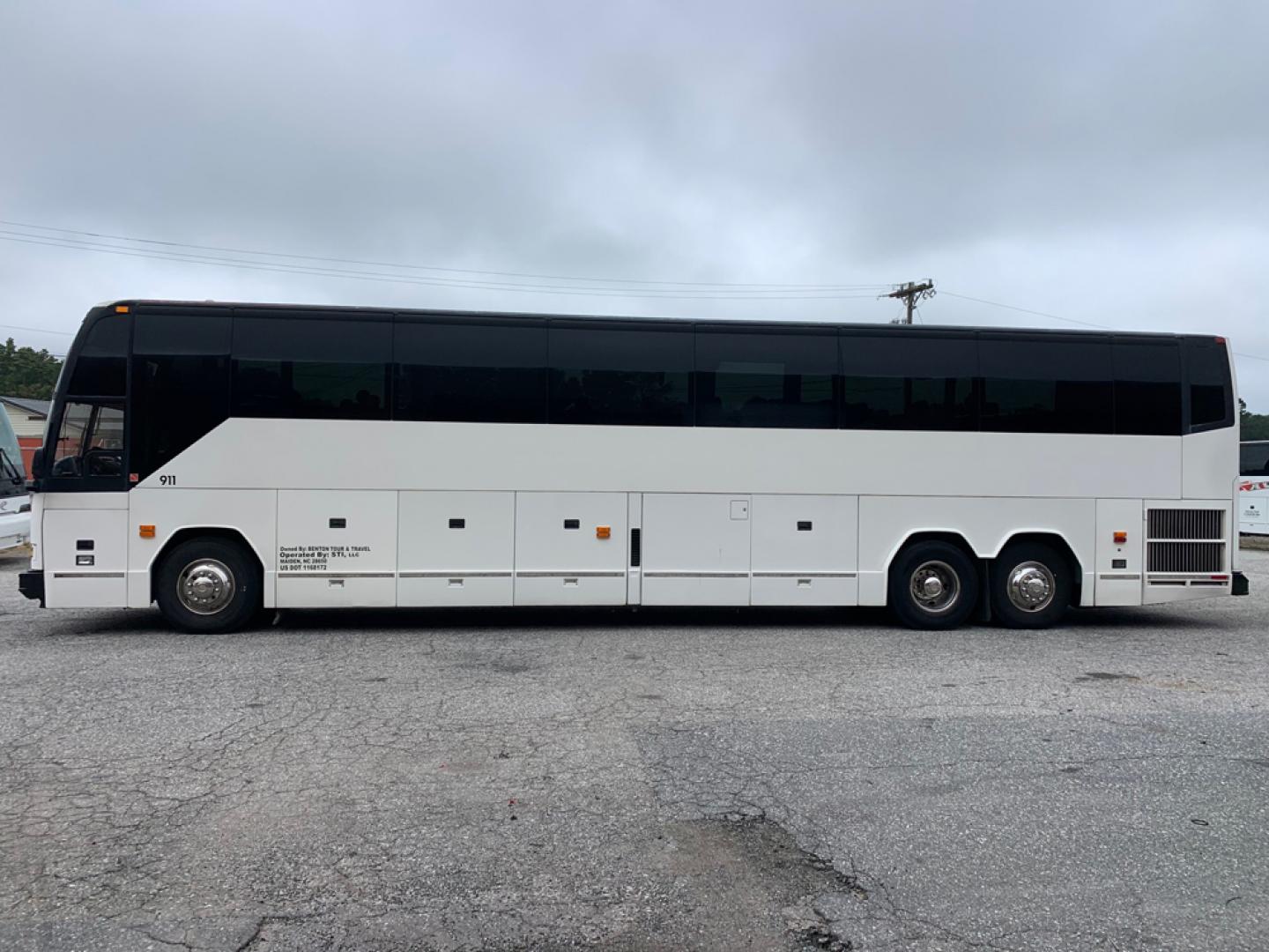1999 White / Blue Prevost HS-45 with an Series 60 Detroit Diesel engine, Allison transmission, 0.000000, 0.000000 - 1999 PREVOST H3-45 - Series 60 Detroit Diesel - Allison Automatic Transmission - 45' - 56 Passengers - - 4 Monitors and DVD - Handicap Lift - Enclosed Parcel Racks - 110V Plugs - Updated Interior - Wheel Simulators - Photo#5
