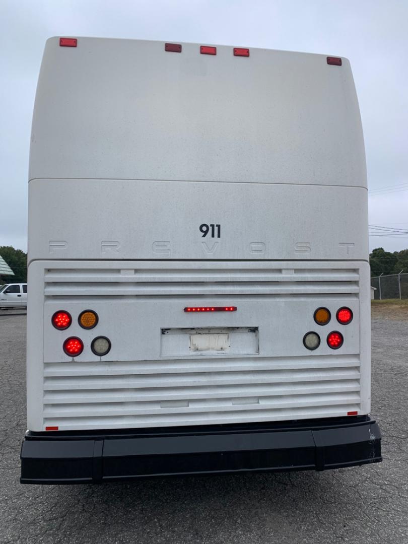 1999 White / Blue Prevost HS-45 with an Series 60 Detroit Diesel engine, Allison transmission, 0.000000, 0.000000 - 1999 PREVOST H3-45 - Series 60 Detroit Diesel - Allison Automatic Transmission - 45' - 56 Passengers - - 4 Monitors and DVD - Handicap Lift - Enclosed Parcel Racks - 110V Plugs - Updated Interior - Wheel Simulators - Photo#3