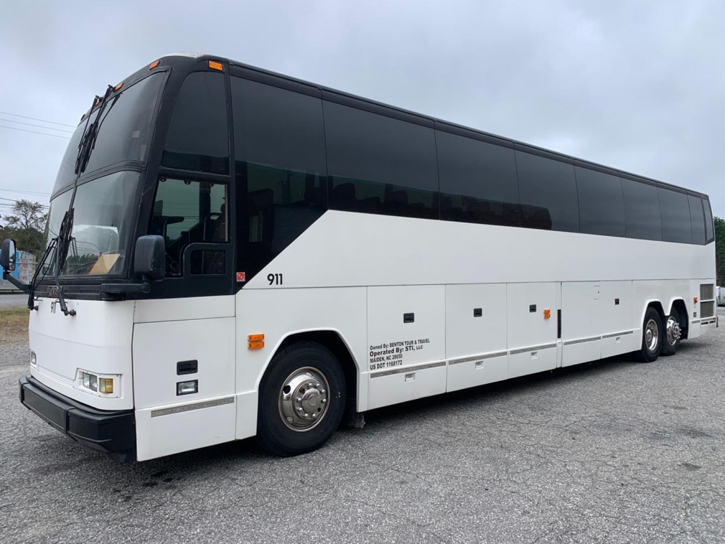 1999 White / Blue Prevost HS-45 with an Series 60 Detroit Diesel engine, Allison transmission, 0.000000, 0.000000 - 1999 PREVOST H3-45 - Series 60 Detroit Diesel - Allison Automatic Transmission - 45' - 56 Passengers - - 4 Monitors and DVD - Handicap Lift - Enclosed Parcel Racks - 110V Plugs - Updated Interior - Wheel Simulators - Photo#6