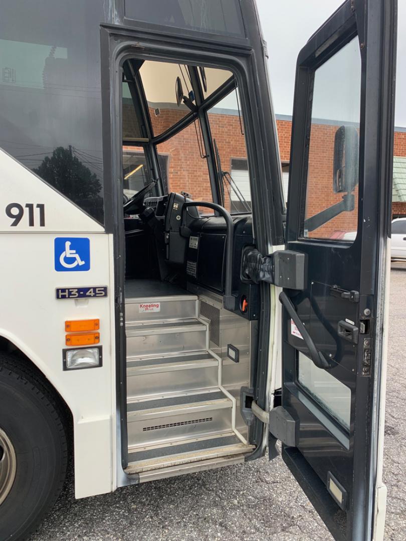 1999 White / Blue Prevost HS-45 with an Series 60 Detroit Diesel engine, Allison transmission, 0.000000, 0.000000 - 1999 PREVOST H3-45 - Series 60 Detroit Diesel - Allison Automatic Transmission - 45' - 56 Passengers - - 4 Monitors and DVD - Handicap Lift - Enclosed Parcel Racks - 110V Plugs - Updated Interior - Wheel Simulators - Photo#8