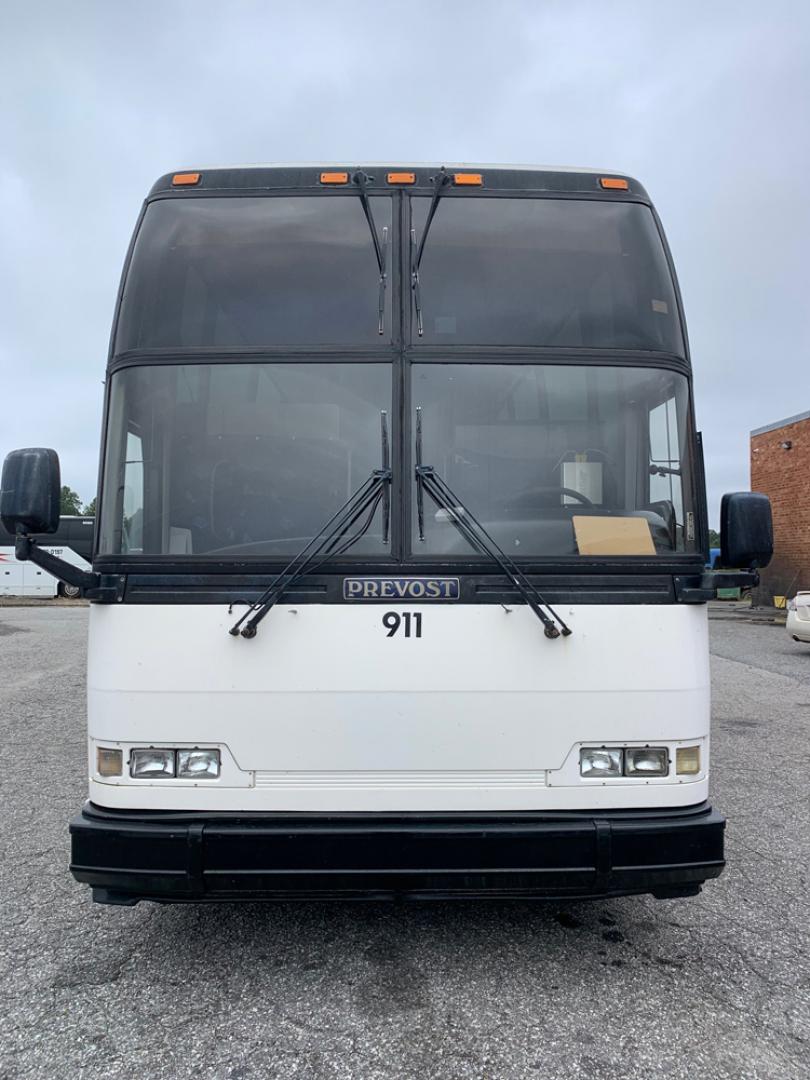 1999 White / Blue Prevost HS-45 with an Series 60 Detroit Diesel engine, Allison transmission, 0.000000, 0.000000 - 1999 PREVOST H3-45 - Series 60 Detroit Diesel - Allison Automatic Transmission - 45' - 56 Passengers - - 4 Monitors and DVD - Handicap Lift - Enclosed Parcel Racks - 110V Plugs - Updated Interior - Wheel Simulators - Photo#7