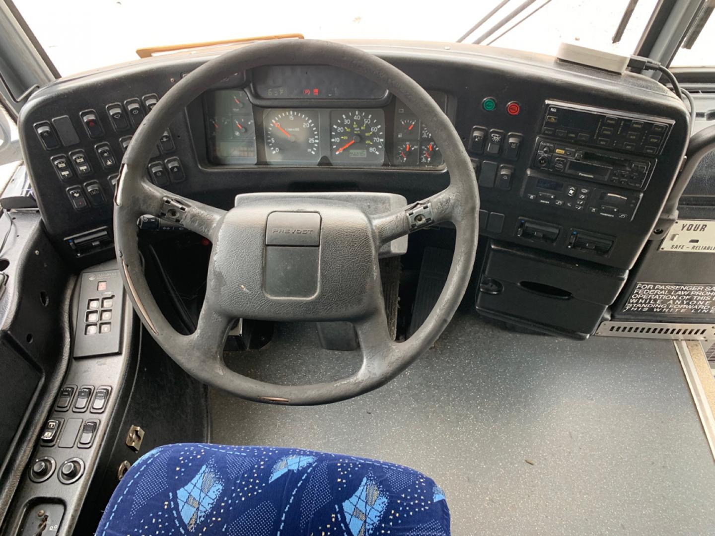 1999 White / Blue Prevost HS-45 with an Series 60 Detroit Diesel engine, Allison transmission, 0.000000, 0.000000 - 1999 PREVOST H3-45 - Series 60 Detroit Diesel - Allison Automatic Transmission - 45' - 56 Passengers - - 4 Monitors and DVD - Handicap Lift - Enclosed Parcel Racks - 110V Plugs - Updated Interior - Wheel Simulators - Photo#9