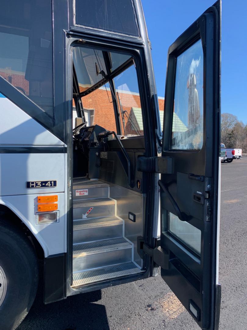 1971 White /Gray/Black Prevost HS-41 with an Series 60 Detroit Diesel engine, Allison transmission, 0.000000, 0.000000 - 1997 PREVOST H3-41 - Series 60 Detroit Diesel - Allison Automatic Transmission - 41' - 48 Passengers- 4 Monitors and DVD – Restroom - Alloy Wheels - Enclosed Parcel Racks - Photo#8