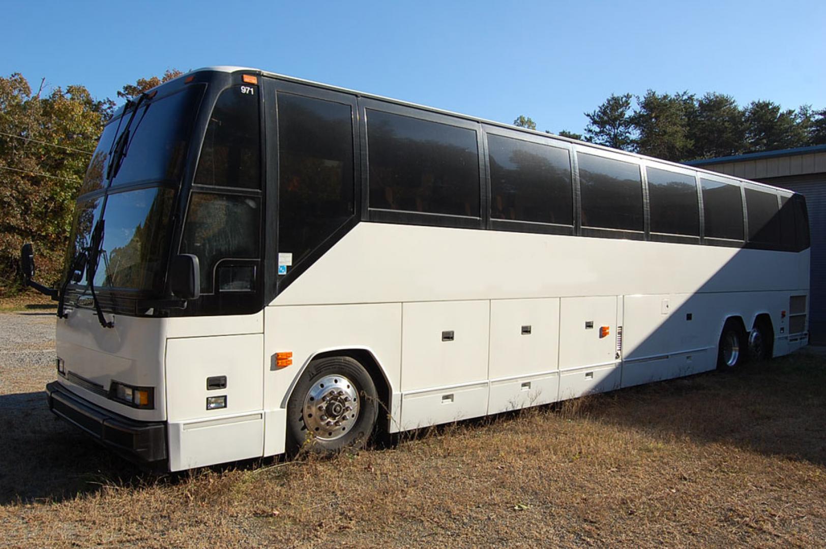 1997 White /Tan Prevost HS-45 with an Series 60 Detroit Diesel engine, Allison transmission, 0.000000, 0.000000 - 1997 Prevost H3-45 - Series 60 Detroit Diesel- Allison Automatic Transmission - 45' - 56 Passengers - 3 Monitors and DVD - Open Parcel Racks – Restroom - Alloy Wheels - Photo#2