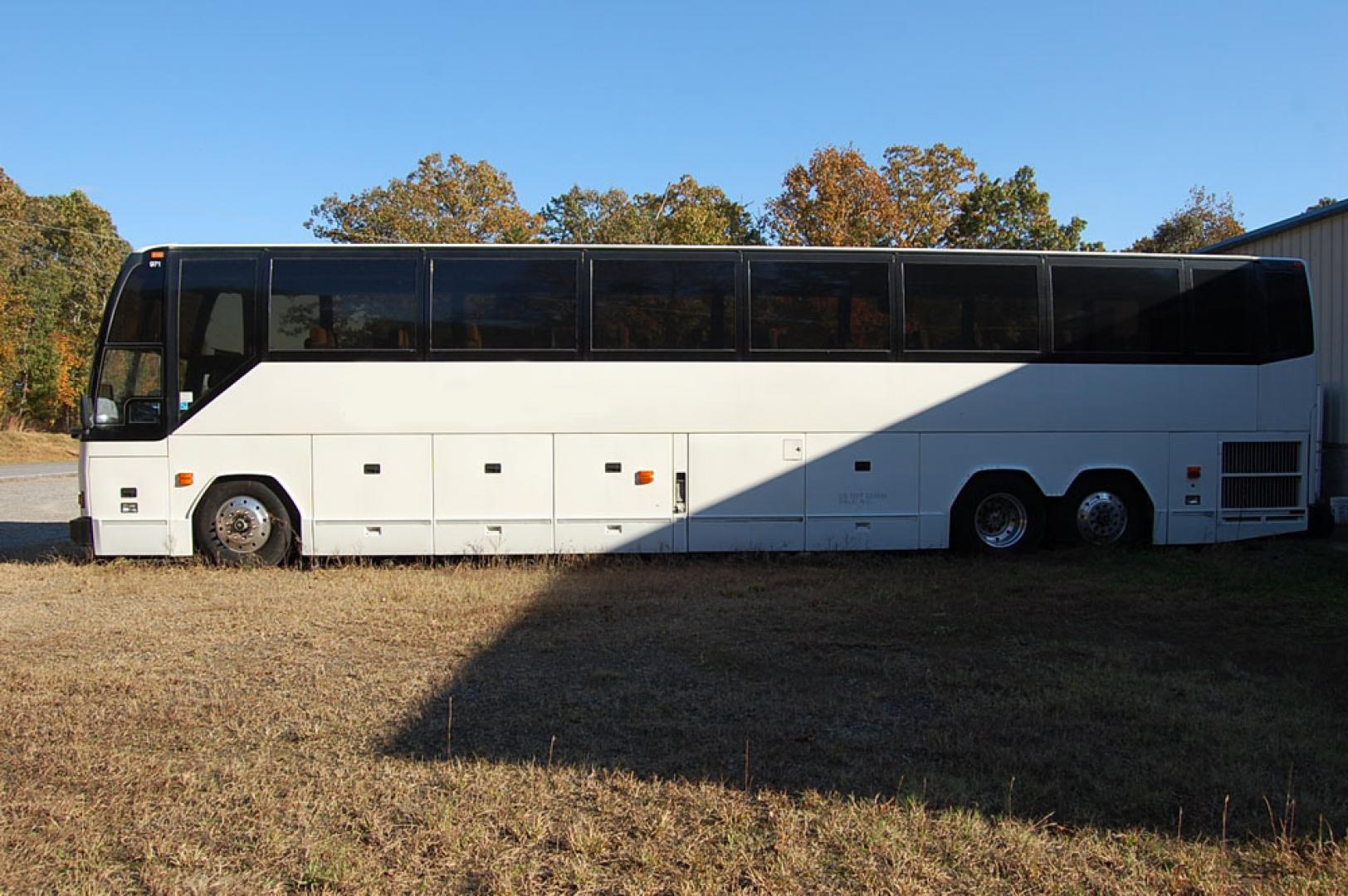 1997 White /Tan Prevost HS-45 with an Series 60 Detroit Diesel engine, Allison transmission, 0.000000, 0.000000 - 1997 Prevost H3-45 - Series 60 Detroit Diesel- Allison Automatic Transmission - 45' - 56 Passengers - 3 Monitors and DVD - Open Parcel Racks – Restroom - Alloy Wheels - Photo#3