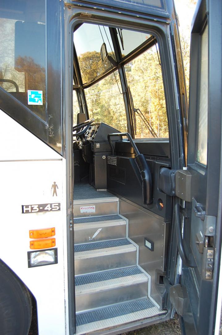 1997 White /Tan Prevost HS-45 with an Series 60 Detroit Diesel engine, Allison transmission, 0.000000, 0.000000 - 1997 Prevost H3-45 - Series 60 Detroit Diesel- Allison Automatic Transmission - 45' - 56 Passengers - 3 Monitors and DVD - Open Parcel Racks – Restroom - Alloy Wheels - Photo#4