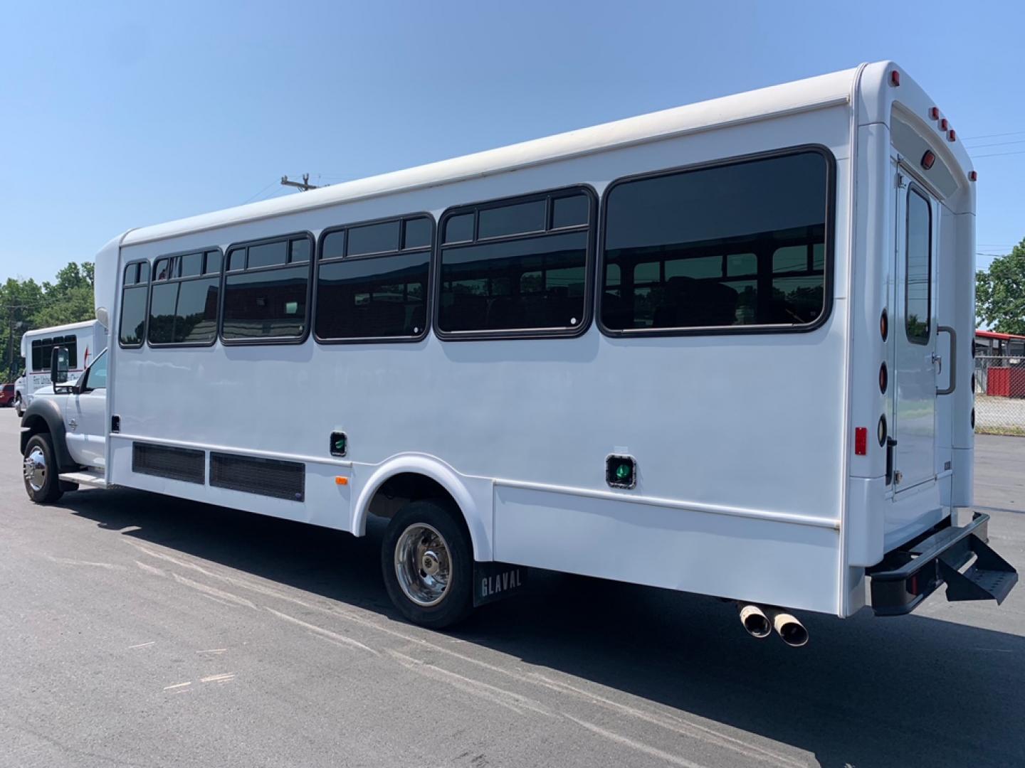 2012 White /Gray/Blue Ford F550 with an Diesel engine, Auto transmission, 0.000000, 0.000000 - 2012 FORD F-550 6.7L, - 32 Passengers & Driver - Diesel Engine - Automatic Trans - Electric Entrance Door - - High Back Reclining Seats - Seat Belts - 28 Passengers with Luggage - Overhead Luggage Racks - Stainless Wheel Simulators - Front and 2 Rear A/C's - Exterior Storage Box - One Owner - Photo#4