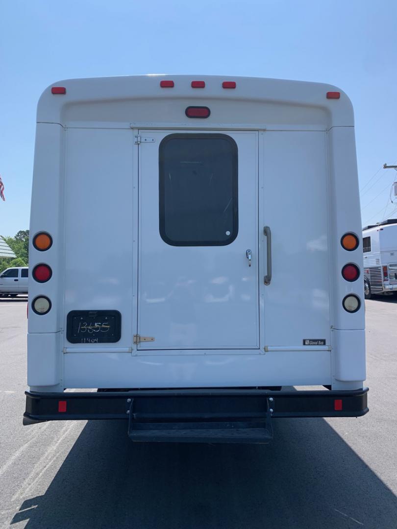2012 White /Gray/Blue Ford F550 with an Diesel engine, Auto transmission, 0.000000, 0.000000 - 2012 FORD F-550 6.7L, - 32 Passengers & Driver - Diesel Engine - Automatic Trans - Electric Entrance Door - - High Back Reclining Seats - Seat Belts - 28 Passengers with Luggage - Overhead Luggage Racks - Stainless Wheel Simulators - Front and 2 Rear A/C's - Exterior Storage Box - One Owner - Photo#3