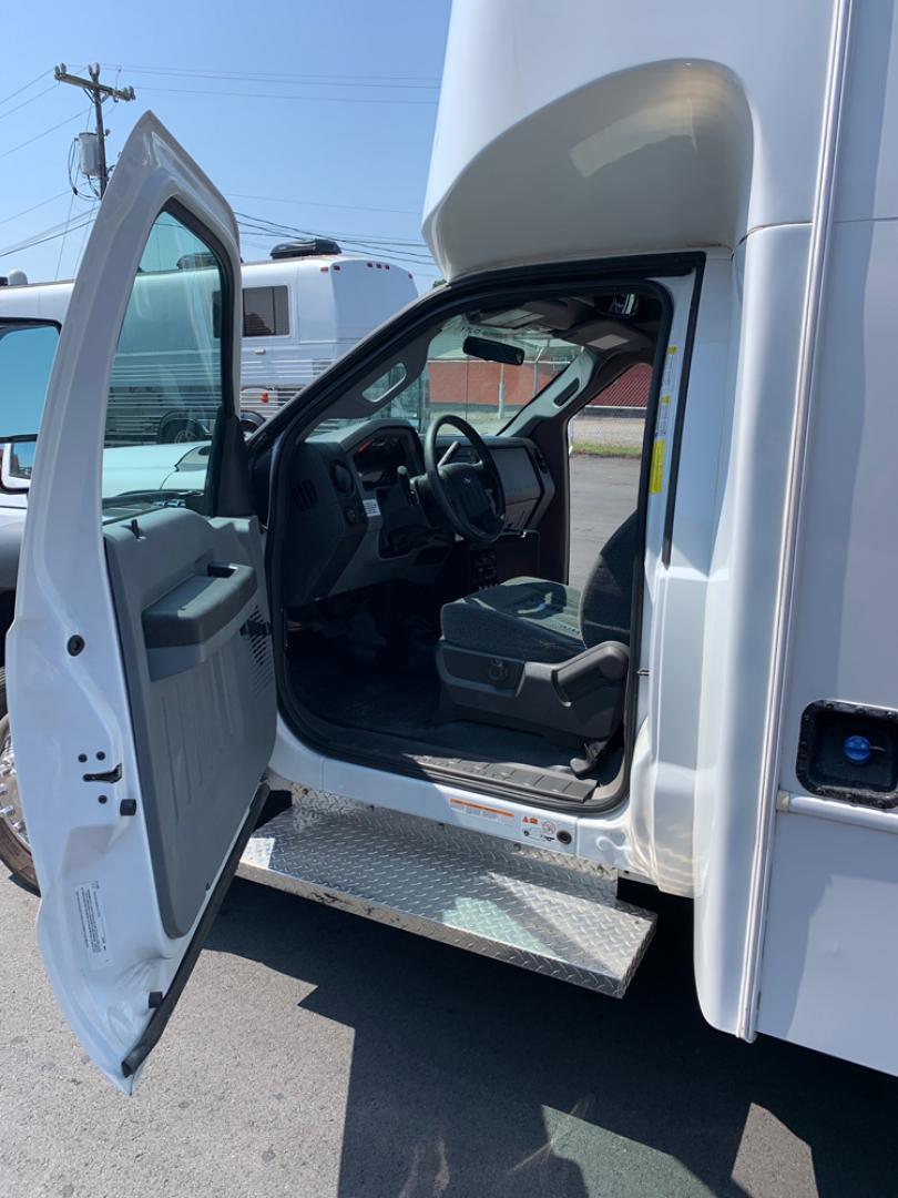 2012 White /Gray/Blue Ford F550 with an Diesel engine, Auto transmission, 0.000000, 0.000000 - 2012 FORD F-550 6.7L, - 32 Passengers & Driver - Diesel Engine - Automatic Trans - Electric Entrance Door - - High Back Reclining Seats - Seat Belts - 28 Passengers with Luggage - Overhead Luggage Racks - Stainless Wheel Simulators - Front and 2 Rear A/C's - Exterior Storage Box - One Owner - Photo#8