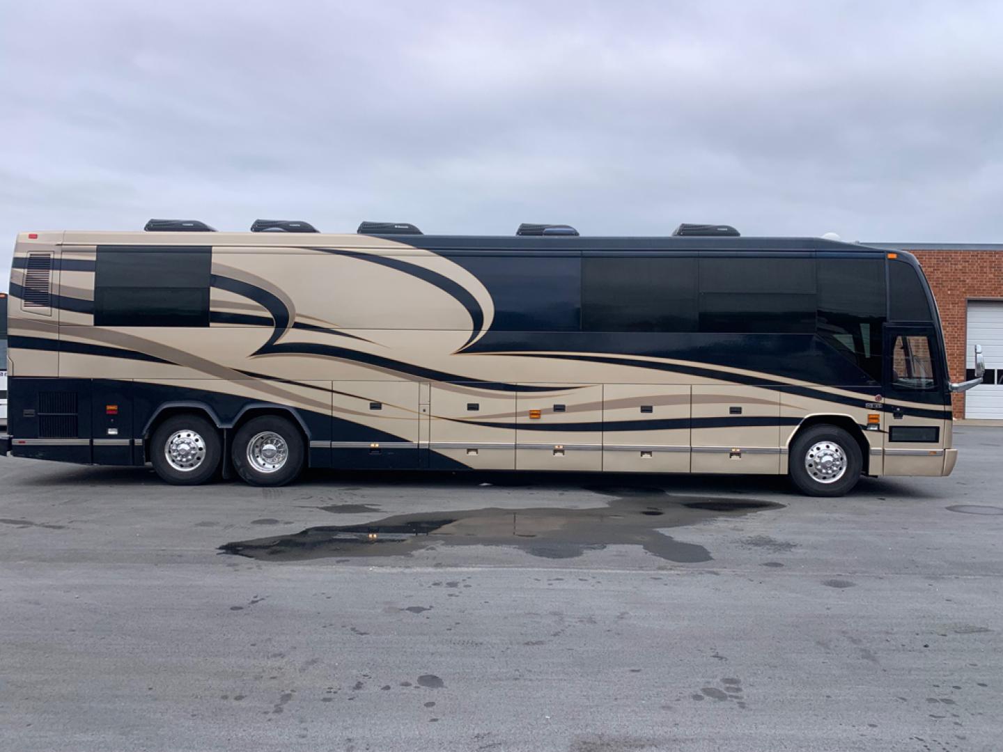 2006 Black/Tan /Tan Prevost HS-45 with an Series 60 Detroit Diesel engine, Allison transmission, 0.000000, 0.000000 - 2006 Prevost H3-45 - Series 60 Detroit Diesel Engine - Allison Automatic Transmission - 45' Long - Double Slide - Front Lounge – Kitchenette - Half Bath up Front - 5 Bunks - Full Bath in Rear - Rear Bedroom - 5 Roof A/C with Heat Strips - Diesel Generator - Aluminum Wheels – - Photo#1