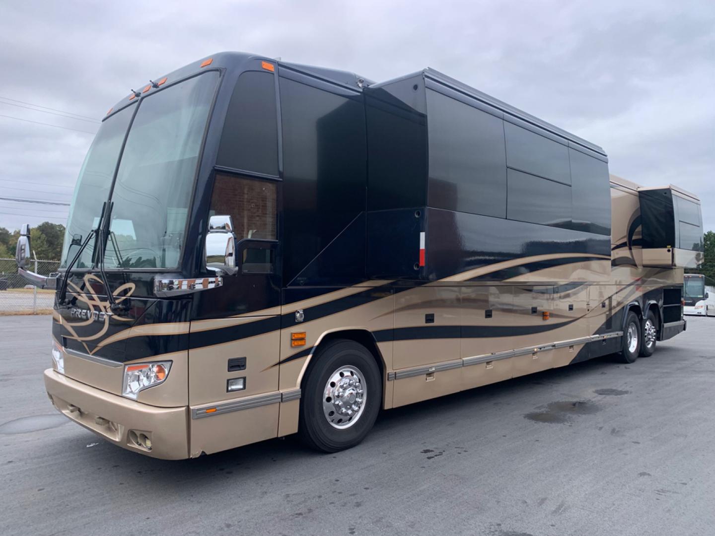 2006 Black/Tan /Tan Prevost HS-45 with an Series 60 Detroit Diesel engine, Allison transmission, 0.000000, 0.000000 - 2006 Prevost H3-45 - Series 60 Detroit Diesel Engine - Allison Automatic Transmission - 45' Long - Double Slide - Front Lounge – Kitchenette - Half Bath up Front - 5 Bunks - Full Bath in Rear - Rear Bedroom - 5 Roof A/C with Heat Strips - Diesel Generator - Aluminum Wheels – - Photo#6