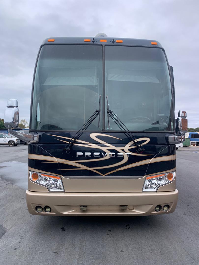 2006 Black/Tan /Tan Prevost HS-45 with an Series 60 Detroit Diesel engine, Allison transmission, 0.000000, 0.000000 - 2006 Prevost H3-45 - Series 60 Detroit Diesel Engine - Allison Automatic Transmission - 45' Long - Double Slide - Front Lounge – Kitchenette - Half Bath up Front - 5 Bunks - Full Bath in Rear - Rear Bedroom - 5 Roof A/C with Heat Strips - Diesel Generator - Aluminum Wheels – - Photo#7