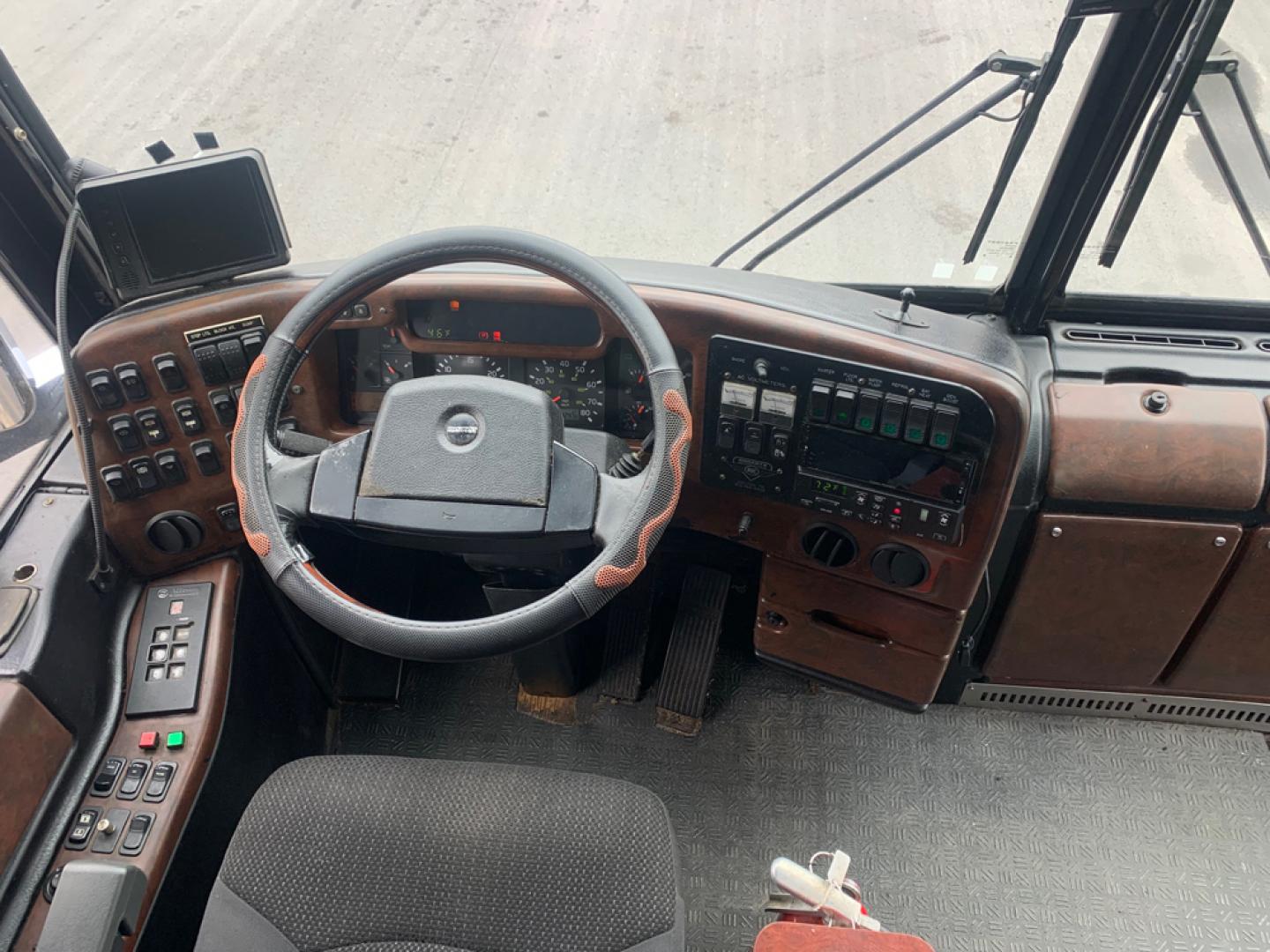 2006 Black/Tan /Tan Prevost HS-45 with an Series 60 Detroit Diesel engine, Allison transmission, 0.000000, 0.000000 - 2006 Prevost H3-45 - Series 60 Detroit Diesel Engine - Allison Automatic Transmission - 45' Long - Double Slide - Front Lounge – Kitchenette - Half Bath up Front - 5 Bunks - Full Bath in Rear - Rear Bedroom - 5 Roof A/C with Heat Strips - Diesel Generator - Aluminum Wheels – - Photo#9