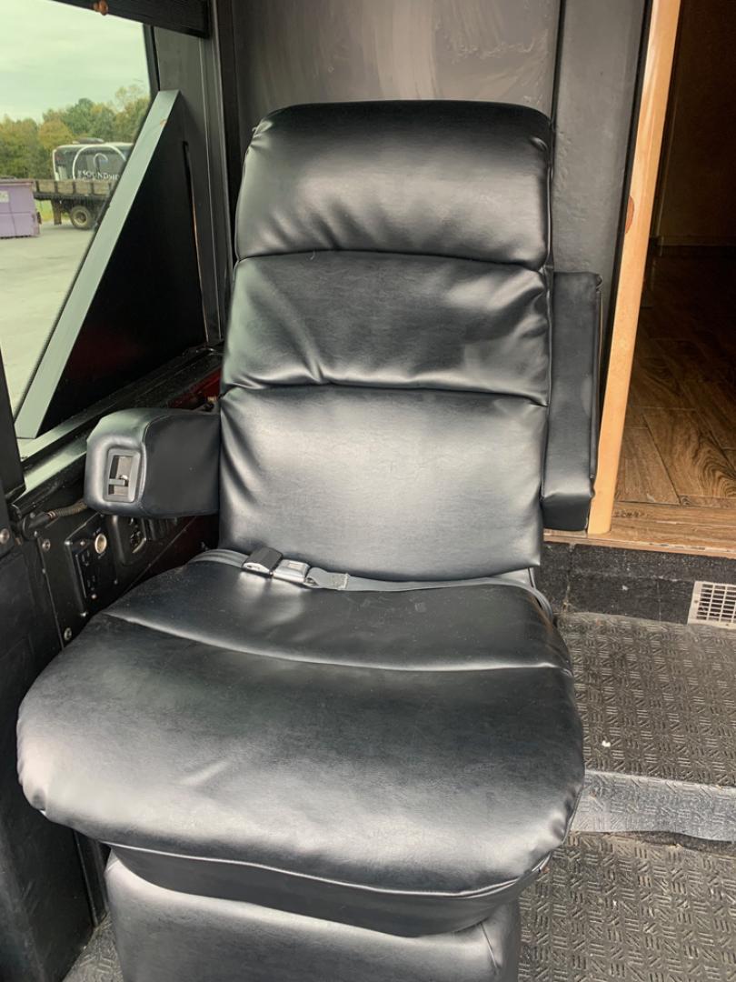 2006 Black/Tan /Tan Prevost HS-45 with an Series 60 Detroit Diesel engine, Allison transmission, 0.000000, 0.000000 - 2006 Prevost H3-45 - Series 60 Detroit Diesel Engine - Allison Automatic Transmission - 45' Long - Double Slide - Front Lounge – Kitchenette - Half Bath up Front - 5 Bunks - Full Bath in Rear - Rear Bedroom - 5 Roof A/C with Heat Strips - Diesel Generator - Aluminum Wheels – - Photo#10