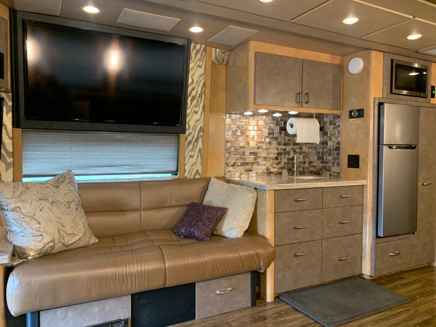 2006 Black/Tan /Tan Prevost HS-45 with an Series 60 Detroit Diesel engine, Allison transmission, 0.000000, 0.000000 - 2006 Prevost H3-45 - Series 60 Detroit Diesel Engine - Allison Automatic Transmission - 45' Long - Double Slide - Front Lounge – Kitchenette - Half Bath up Front - 5 Bunks - Full Bath in Rear - Rear Bedroom - 5 Roof A/C with Heat Strips - Diesel Generator - Aluminum Wheels – - Photo#13