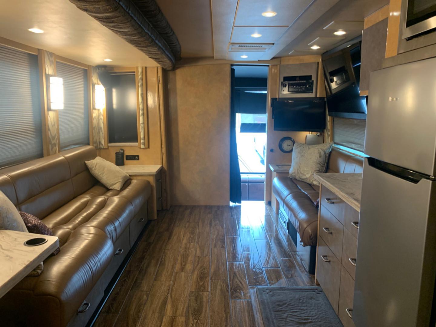 2006 Black/Tan /Tan Prevost HS-45 with an Series 60 Detroit Diesel engine, Allison transmission, 0.000000, 0.000000 - 2006 Prevost H3-45 - Series 60 Detroit Diesel Engine - Allison Automatic Transmission - 45' Long - Double Slide - Front Lounge – Kitchenette - Half Bath up Front - 5 Bunks - Full Bath in Rear - Rear Bedroom - 5 Roof A/C with Heat Strips - Diesel Generator - Aluminum Wheels – - Photo#15