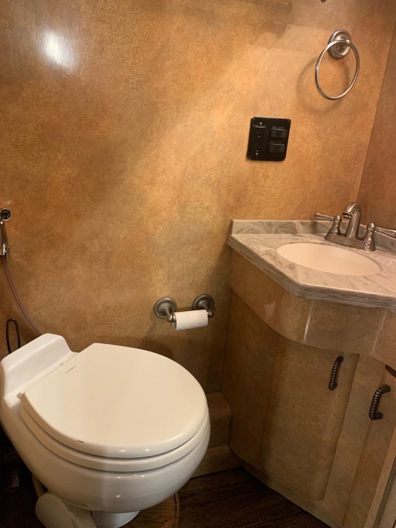 2006 Black/Tan /Tan Prevost HS-45 with an Series 60 Detroit Diesel engine, Allison transmission, 0.000000, 0.000000 - 2006 Prevost H3-45 - Series 60 Detroit Diesel Engine - Allison Automatic Transmission - 45' Long - Double Slide - Front Lounge – Kitchenette - Half Bath up Front - 5 Bunks - Full Bath in Rear - Rear Bedroom - 5 Roof A/C with Heat Strips - Diesel Generator - Aluminum Wheels – - Photo#16