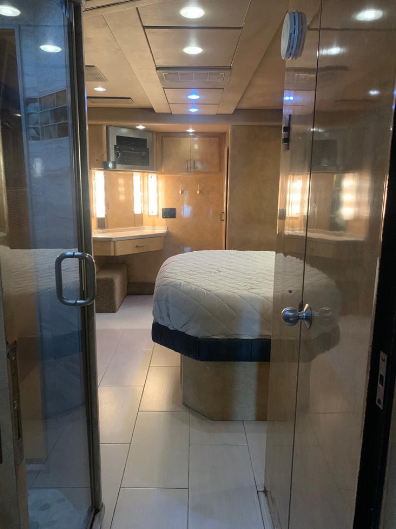 2006 Black/Tan /Tan Prevost HS-45 with an Series 60 Detroit Diesel engine, Allison transmission, 0.000000, 0.000000 - 2006 Prevost H3-45 - Series 60 Detroit Diesel Engine - Allison Automatic Transmission - 45' Long - Double Slide - Front Lounge – Kitchenette - Half Bath up Front - 5 Bunks - Full Bath in Rear - Rear Bedroom - 5 Roof A/C with Heat Strips - Diesel Generator - Aluminum Wheels – - Photo#18