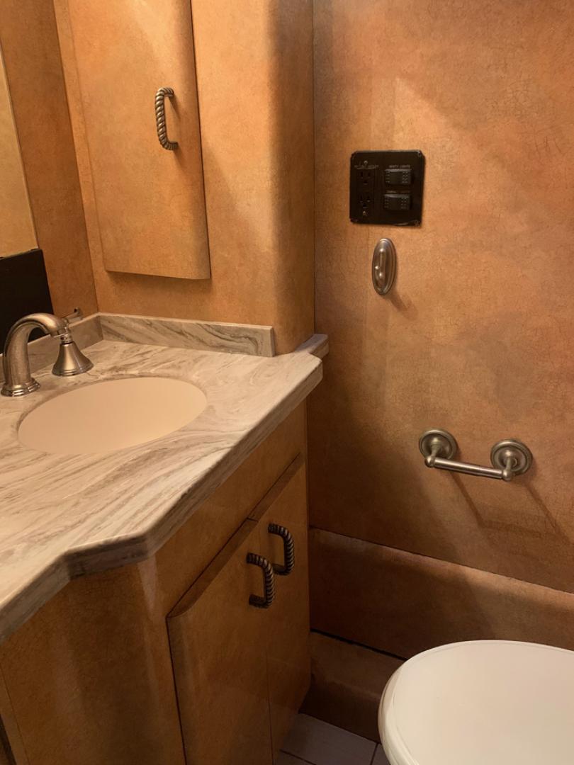 2006 Black/Tan /Tan Prevost HS-45 with an Series 60 Detroit Diesel engine, Allison transmission, 0.000000, 0.000000 - 2006 Prevost H3-45 - Series 60 Detroit Diesel Engine - Allison Automatic Transmission - 45' Long - Double Slide - Front Lounge – Kitchenette - Half Bath up Front - 5 Bunks - Full Bath in Rear - Rear Bedroom - 5 Roof A/C with Heat Strips - Diesel Generator - Aluminum Wheels – - Photo#20