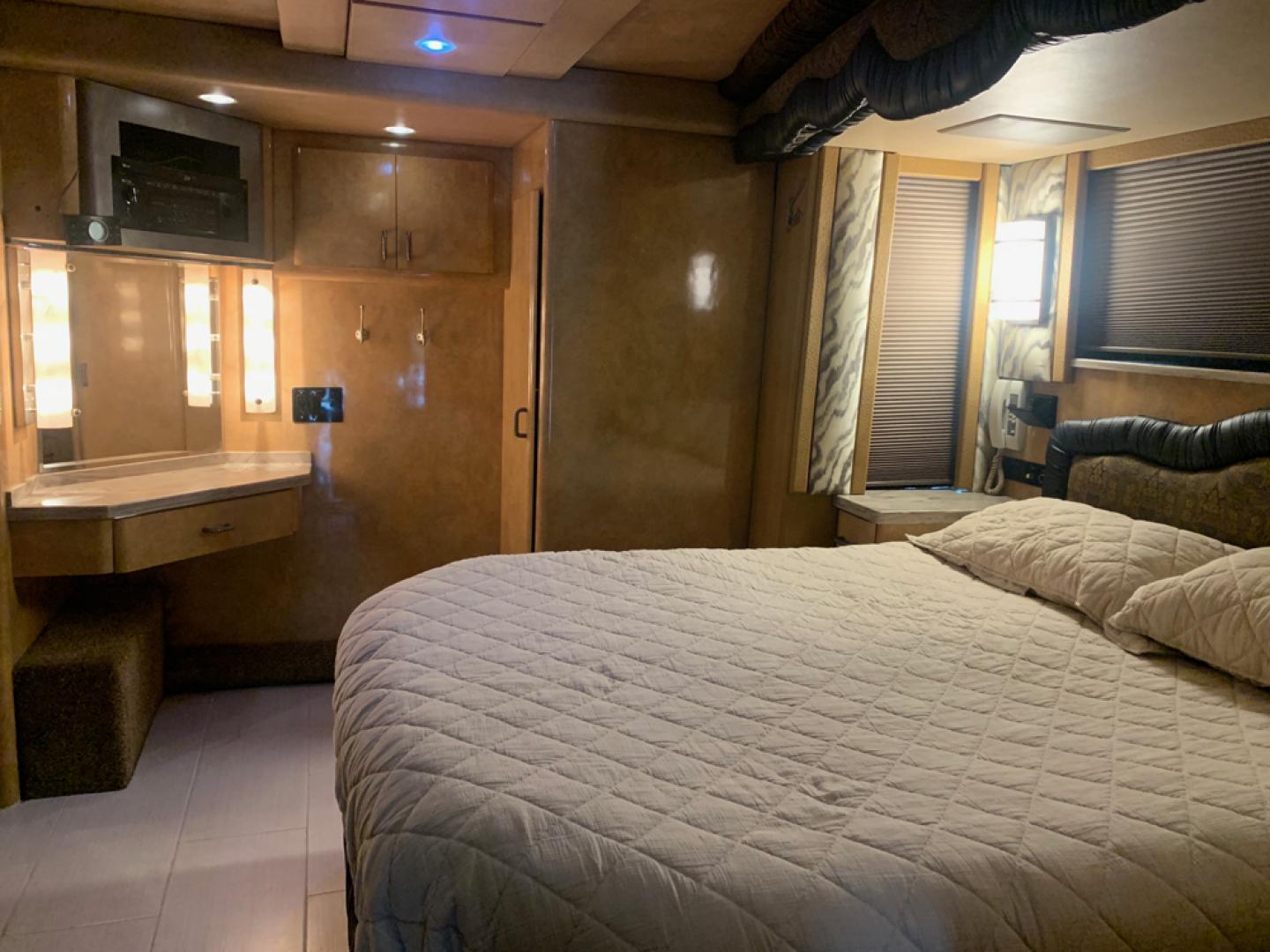 2006 Black/Tan /Tan Prevost HS-45 with an Series 60 Detroit Diesel engine, Allison transmission, 0.000000, 0.000000 - 2006 Prevost H3-45 - Series 60 Detroit Diesel Engine - Allison Automatic Transmission - 45' Long - Double Slide - Front Lounge – Kitchenette - Half Bath up Front - 5 Bunks - Full Bath in Rear - Rear Bedroom - 5 Roof A/C with Heat Strips - Diesel Generator - Aluminum Wheels – - Photo#21