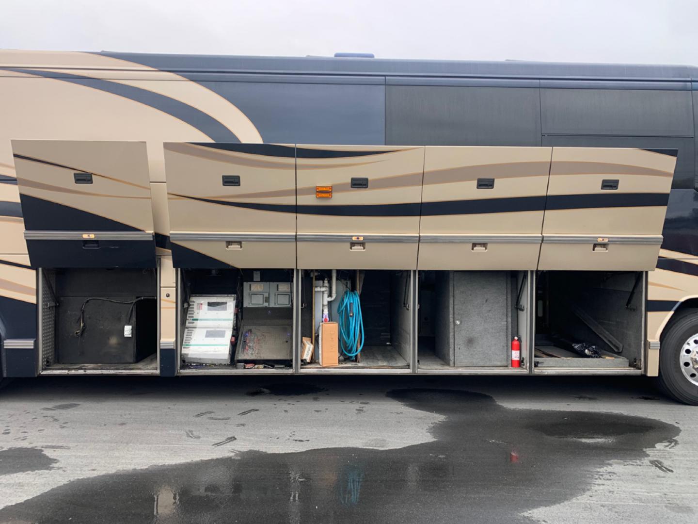 2006 Black/Tan /Tan Prevost HS-45 with an Series 60 Detroit Diesel engine, Allison transmission, 0.000000, 0.000000 - 2006 Prevost H3-45 - Series 60 Detroit Diesel Engine - Allison Automatic Transmission - 45' Long - Double Slide - Front Lounge – Kitchenette - Half Bath up Front - 5 Bunks - Full Bath in Rear - Rear Bedroom - 5 Roof A/C with Heat Strips - Diesel Generator - Aluminum Wheels – - Photo#23