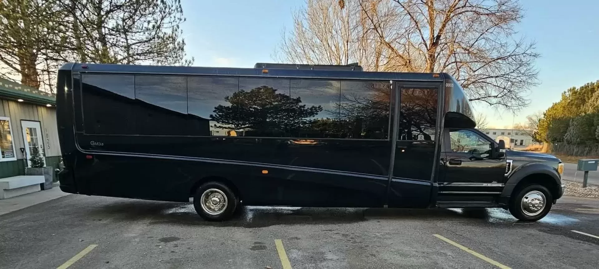 2017 Black /Black Ford F550 with an 6.7 Diesel engine, Allison transmission, 0.000000, 0.000000 - 2017 GRECH GM33 EXECUTIVE SHUTTLE - MILAN 6.7L DIESEL ALLISON 27 PASSENGERS PLUS DRIVER AND COPILOT RACK BLACK EXTERIOR PASSENGERS VIEWING WINDOW BLACK GRECH SEATING WITH RETRACTABLE LAP BELTS, CENTER ARMRESTS, RECLINER SEATS (2) TABLES UP FRONT (ONE IS PEELING A LITTLE) (2) TWO TV'S ON FRONT WALL P - Photo#1