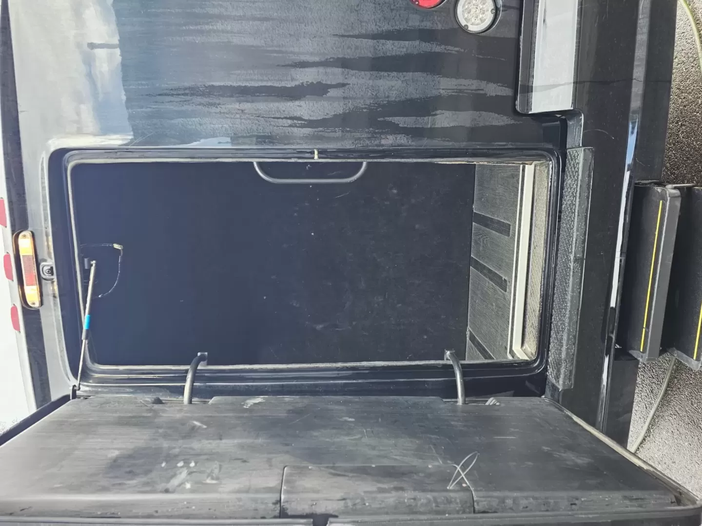 2018 Black /Black Ford F550 with an Diesel engine, Allison transmission, 0.000000, 0.000000 - 2018 GRECH GM33 EXECUTIVE SHUTTLE - 6.7L DIESEL ALLISON 27 PASSENGERS PLUS DRIVER AND COPILOT RACK BLACK EXTERIOR KELDERMAN AIR RIDE PASSENGERS VIEWING WINDOW BLACK GRECH SEATING WITH RETRACTABLE LAP BELTS, CENTER ARMRESTS, RECLINER SEATS (2) TWO TV'S ON FRONT WALL PILLARS OVERHEAD RACKS PLUG DOOR R - Photo#5