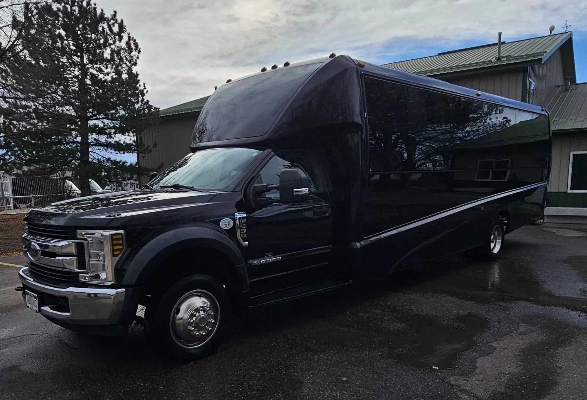 photo of 2018 GRECH GM33 EXECUTIVE SHUTTLE 
