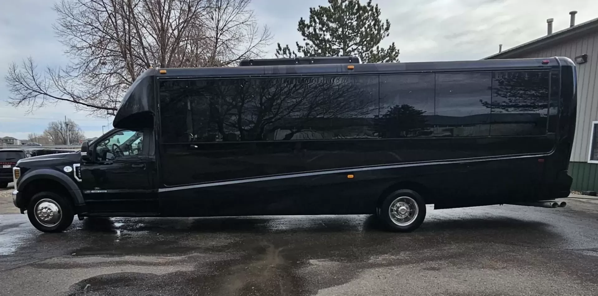 2018 Black /Black Ford F550 with an Diesel engine, Allison transmission, 0.000000, 0.000000 - 2018 GRECH GM33 EXECUTIVE SHUTTLE - 6.7L DIESEL ALLISON 27 PASSENGERS PLUS DRIVER AND COPILOT RACK BLACK EXTERIOR KELDERMAN AIR RIDE PASSENGERS VIEWING WINDOW BLACK GRECH SEATING WITH RETRACTABLE LAP BELTS, CENTER ARMRESTS, RECLINER SEATS (2) TWO TV'S ON FRONT WALL PILLARS OVERHEAD RACKS PLUG DOOR R - Photo#3