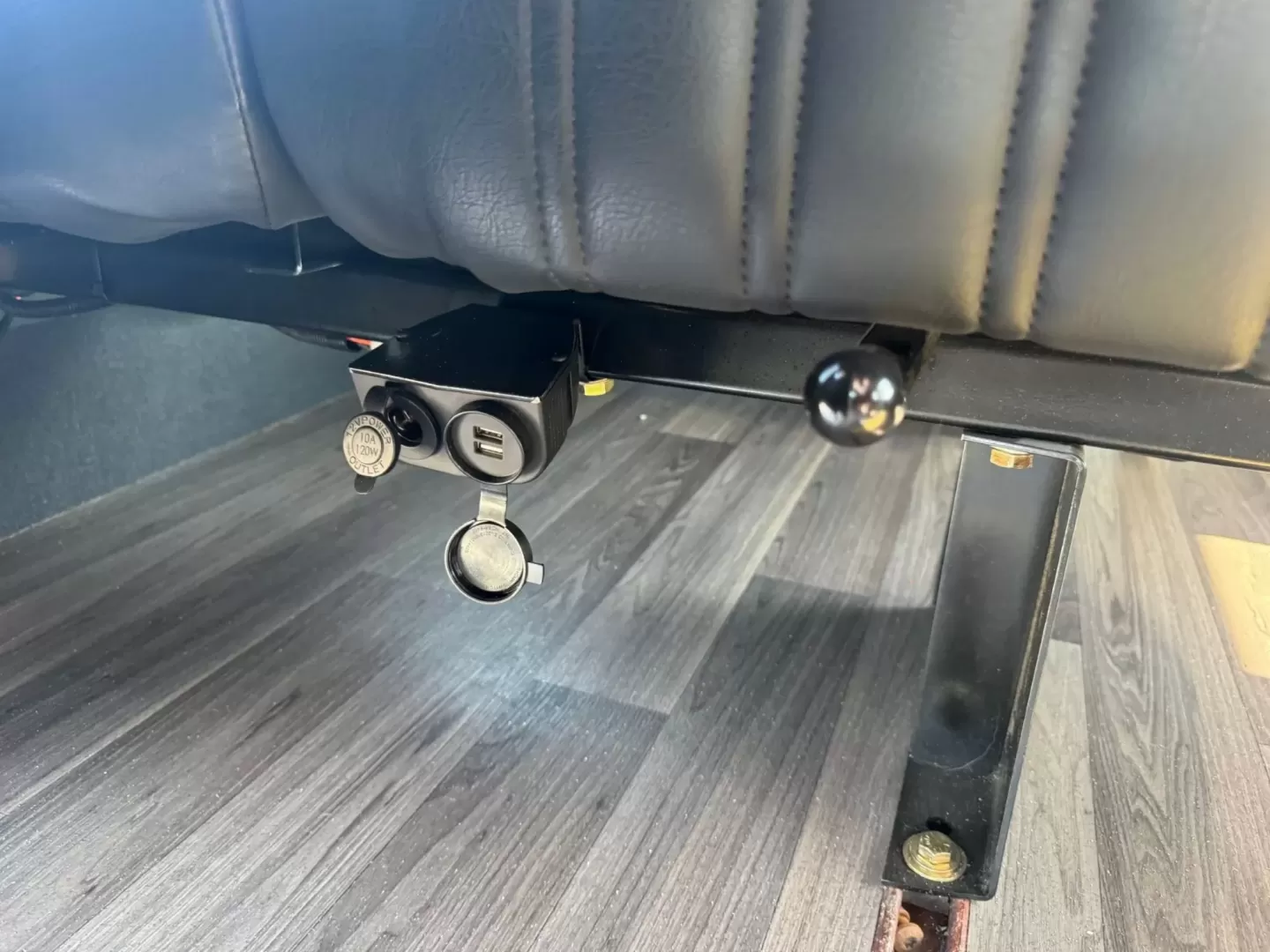 2023 Black /Gray Ford F550 with an 7.3 V8 engine, Auto transmission, 0.000000, 0.000000 - 2023 Ford F550 32 Passengers 7.3 V8 Gas White Exterior High Back Seats w/ Armrest, Lap Belts and seat Sliders USB Power Ports Backup Camera in Rear View Mirror Tires Like New Overhead Luggage Rear Luggage "Door" (2) Escape Hatches Full Heat and A/C Wood Look Flooring LIKE NEW - ONE OWNER Located in - Photo#6