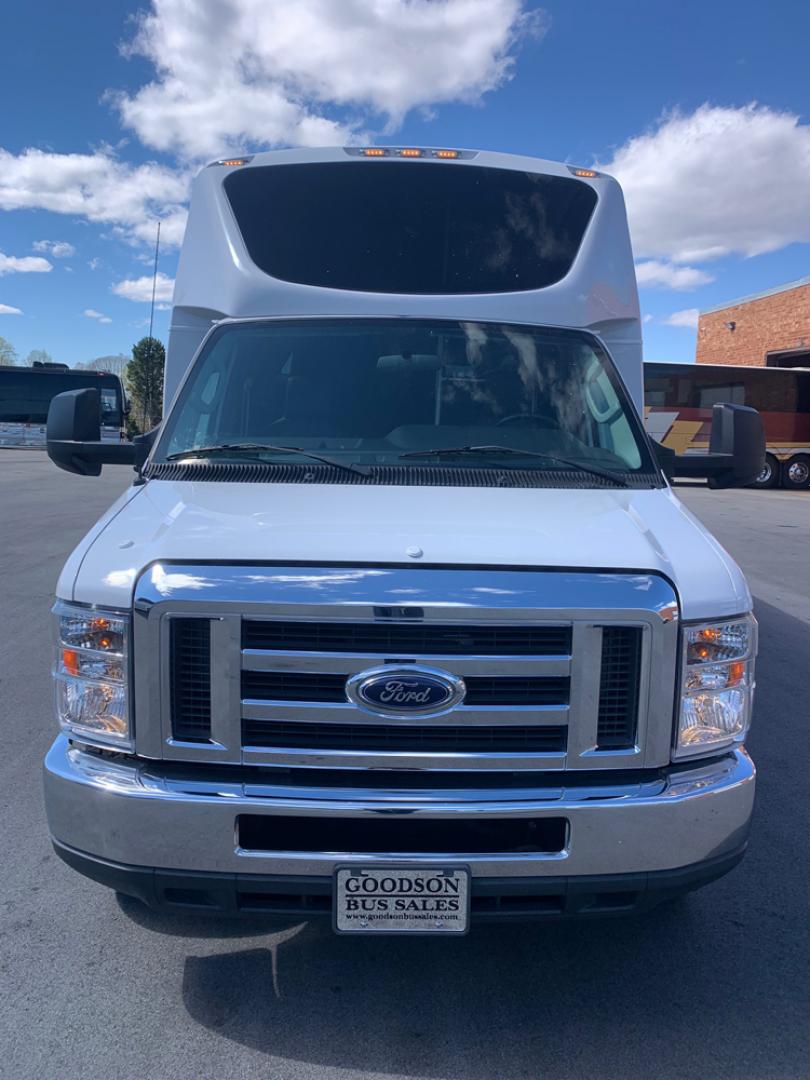 2018 White /Gray/Blue Ford E450 with an V10 engine, Auto transmission, 0.000000, 0.000000 - 2018 Ford E-450 Berkshire Coach 6.8L V10, Autom 24 passengers + Driver, High Back Leather Seats, USR Seatbelts, Reading Lights, Observation Window, Reading Lights, Overhead Storage, Rear Dedicated Luggage, Electric Entrance Door, Roof Mont A/C, Stainless Wheel Simulators 50,100 Miles - Photo#8