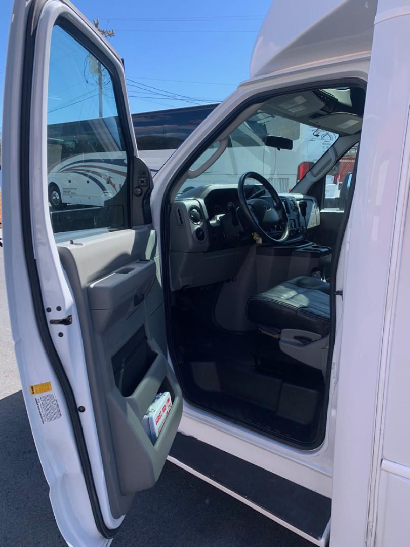2018 White /Gray/Blue Ford E450 with an V10 engine, Auto transmission, 0.000000, 0.000000 - 2018 Ford E-450 Berkshire Coach 6.8L V10, Autom 24 passengers + Driver, High Back Leather Seats, USR Seatbelts, Reading Lights, Observation Window, Reading Lights, Overhead Storage, Rear Dedicated Luggage, Electric Entrance Door, Roof Mont A/C, Stainless Wheel Simulators 50,100 Miles - Photo#9