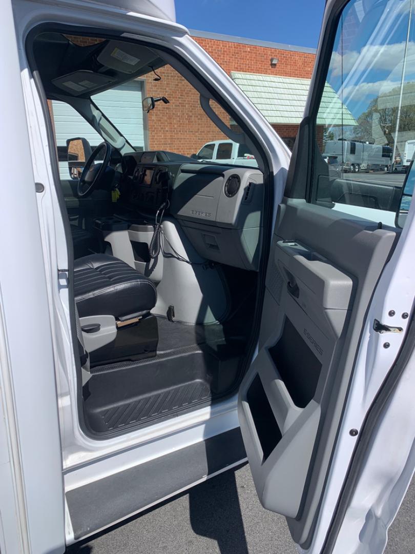 2018 White /Gray/Blue Ford E450 with an V10 engine, Auto transmission, 0.000000, 0.000000 - 2018 Ford E-450 Berkshire Coach 6.8L V10, Autom 24 passengers + Driver, High Back Leather Seats, USR Seatbelts, Reading Lights, Observation Window, Reading Lights, Overhead Storage, Rear Dedicated Luggage, Electric Entrance Door, Roof Mont A/C, Stainless Wheel Simulators 50,100 Miles - Photo#10