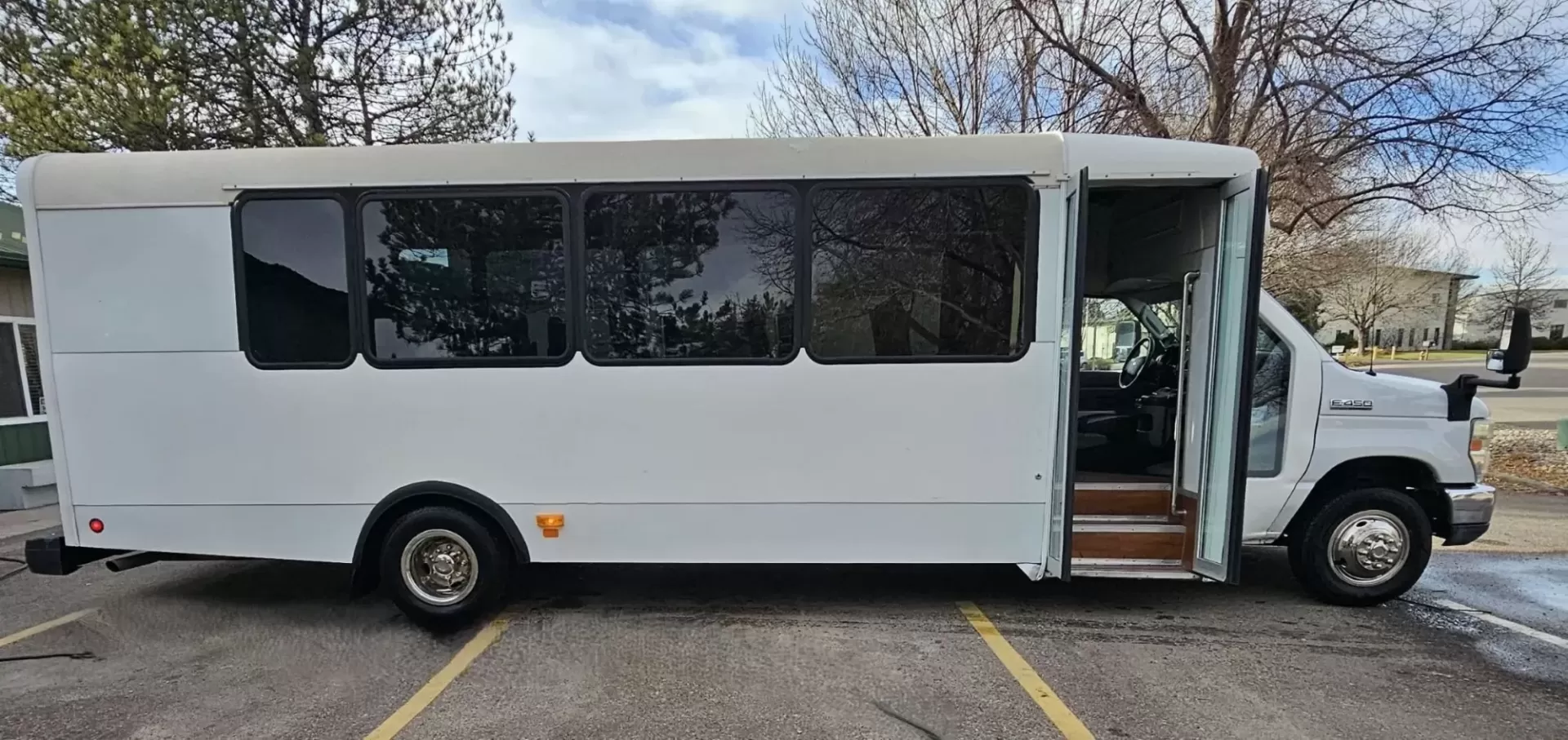 2015 White /Black Ford E450 with an V10 engine, Auto transmission, 0.000000, 0.000000 - 2015 FORD E450 CHAMPION - CHALLENGER V-10 GAS 24 PASSENGER PLUS DRIVER WHITE EXTERIOR EXECUTIVE SHUTTLE BLACK EXECUTIVE SEATS AISLE ARMREST LAP BELTS RECLINER SEATS WOOD LOOK FLOORING REAR LUGGAGE AND MUCH MORE! - WELL MAINTAINED FINANCING AVAILABLE LOCATED IN FT COLLINS - Photo#1