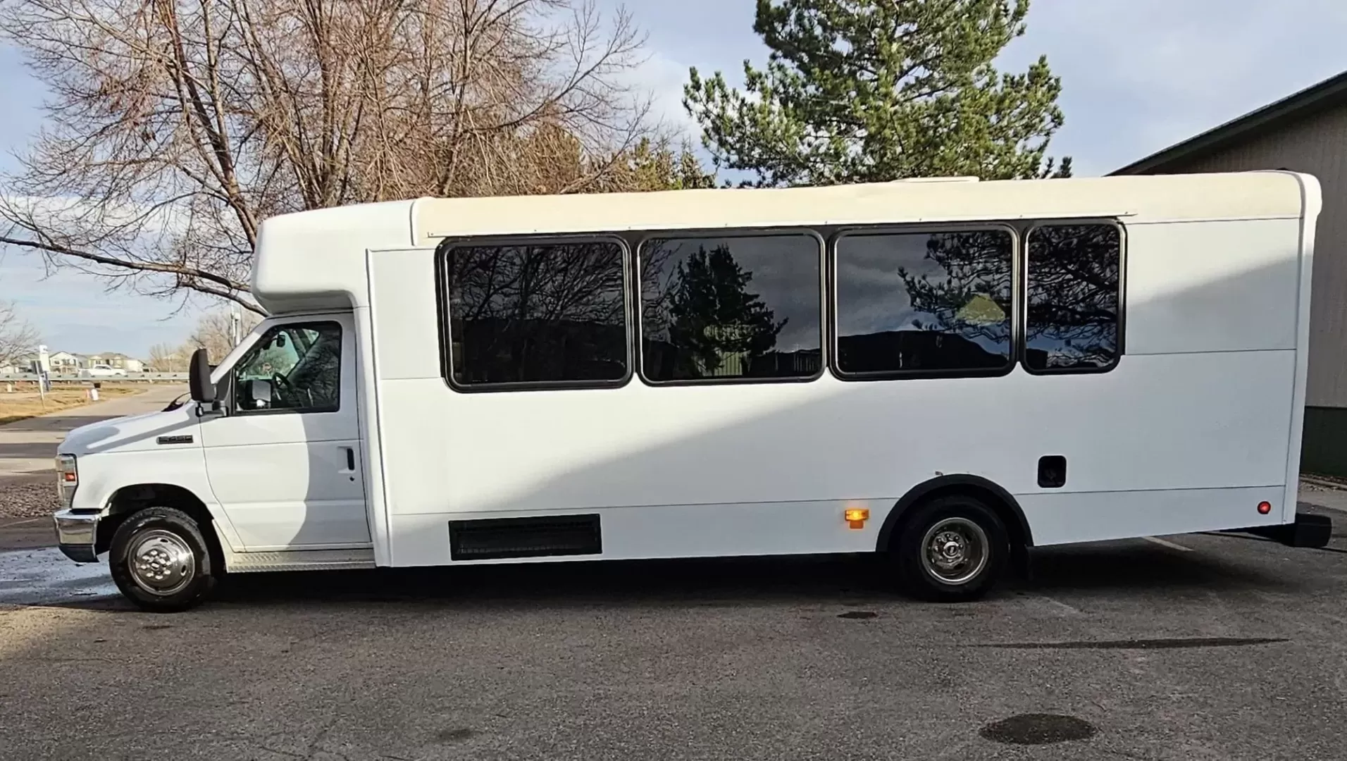 2015 White /Black Ford E450 with an V10 engine, Auto transmission, 0.000000, 0.000000 - 2015 FORD E450 CHAMPION - CHALLENGER V-10 GAS 24 PASSENGER PLUS DRIVER WHITE EXTERIOR EXECUTIVE SHUTTLE BLACK EXECUTIVE SEATS AISLE ARMREST LAP BELTS RECLINER SEATS WOOD LOOK FLOORING REAR LUGGAGE AND MUCH MORE! - WELL MAINTAINED FINANCING AVAILABLE LOCATED IN FT COLLINS - Photo#2