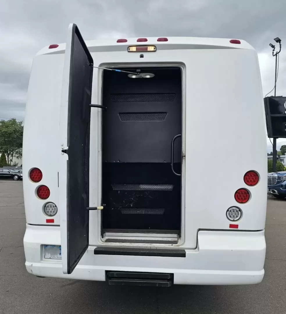 2016 White /Black Ford F550 with an Diesel engine, Auto transmission, 0.000000, 0.000000 - 2016 GRECH F550 GM33 LIMO DIESEL WHITE / BLACK NEW DIAMOND STITCHED SEATS NEW TURBO NEW DEF NEW WATER PUMP NEW EXHAUST NEW BATTERYLIMO STYLE SEATS AND BAR ULTRA RIDE AIR SYSTEM FRAMELESS COACH WINDOWS PREMIUM SOUND SYSTEM WOOD LOOK FLOORING LED INTERIOR LIGHTING ELECTRIC PLUG DOOR AND MUCH MORE! STI - Photo#8