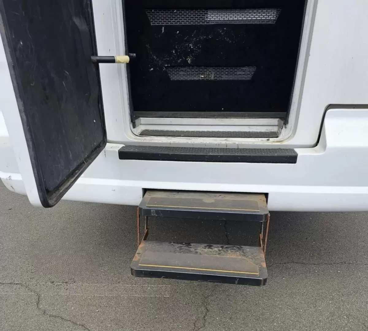 2016 White /Black Ford F550 with an Diesel engine, Auto transmission, 0.000000, 0.000000 - 2016 GRECH F550 GM33 LIMO DIESEL WHITE / BLACK NEW DIAMOND STITCHED SEATS NEW TURBO NEW DEF NEW WATER PUMP NEW EXHAUST NEW BATTERYLIMO STYLE SEATS AND BAR ULTRA RIDE AIR SYSTEM FRAMELESS COACH WINDOWS PREMIUM SOUND SYSTEM WOOD LOOK FLOORING LED INTERIOR LIGHTING ELECTRIC PLUG DOOR AND MUCH MORE! STI - Photo#3