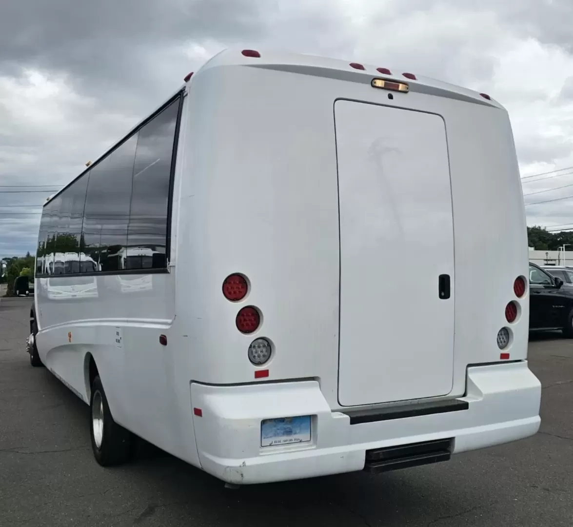 2016 White /Black Ford F550 with an Diesel engine, Auto transmission, 0.000000, 0.000000 - 2016 GRECH F550 GM33 LIMO DIESEL WHITE / BLACK NEW DIAMOND STITCHED SEATS NEW TURBO NEW DEF NEW WATER PUMP NEW EXHAUST NEW BATTERYLIMO STYLE SEATS AND BAR ULTRA RIDE AIR SYSTEM FRAMELESS COACH WINDOWS PREMIUM SOUND SYSTEM WOOD LOOK FLOORING LED INTERIOR LIGHTING ELECTRIC PLUG DOOR AND MUCH MORE! STI - Photo#2