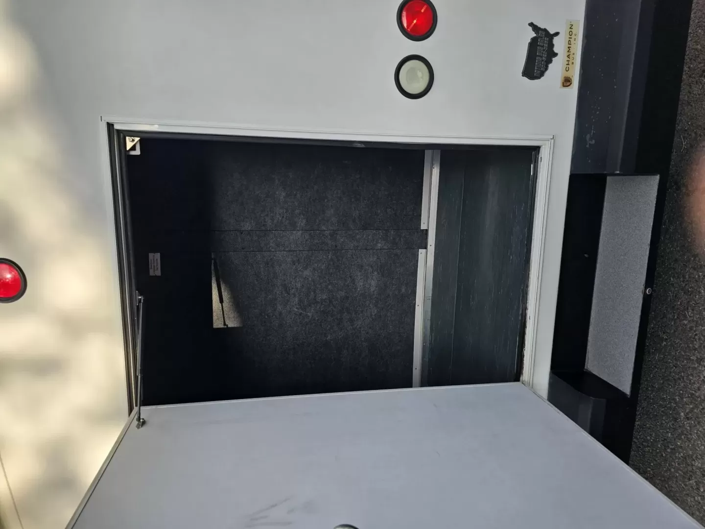 2015 White /Black Ford E450 with an V10 engine, Auto transmission, 0.000000, 0.000000 - 2015 FORD E450 CHAMPION - CHALLENGER V-10 GAS 24 PASSENGER PLUS DRIVER WHITE EXTERIOR EXECUTIVE SHUTTLE BLACK EXECUTIVE SEATS AISLE ARMREST LAP BELTS RECLINER SEATS WOOD LOOK FLOORING REAR LUGGAGE AND MUCH MORE! SIDE PANEL DRIVERS SIDE DAMAGE LOW MILES - WELL MAINTAINED FINANCING AVAILABLE LOCATED I - Photo#8