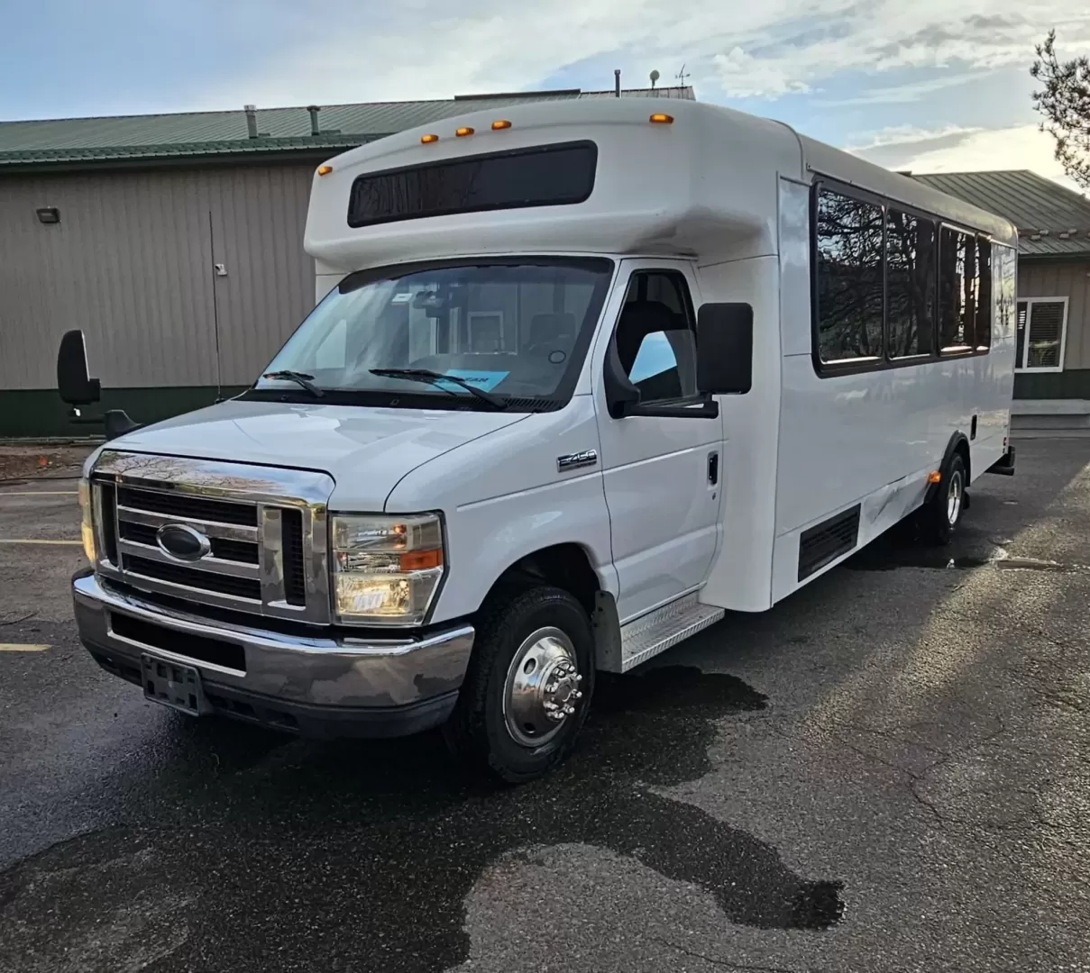 2015 White /Black Ford E450 with an V10 engine, Auto transmission, 0.000000, 0.000000 - 2015 FORD E450 CHAMPION - CHALLENGER V-10 GAS 24 PASSENGER PLUS DRIVER WHITE EXTERIOR EXECUTIVE SHUTTLE BLACK EXECUTIVE SEATS AISLE ARMREST LAP BELTS RECLINER SEATS WOOD LOOK FLOORING REAR LUGGAGE AND MUCH MORE! SIDE PANEL DRIVERS SIDE DAMAGE LOW MILES - WELL MAINTAINED FINANCING AVAILABLE LOCATED I - Photo#0