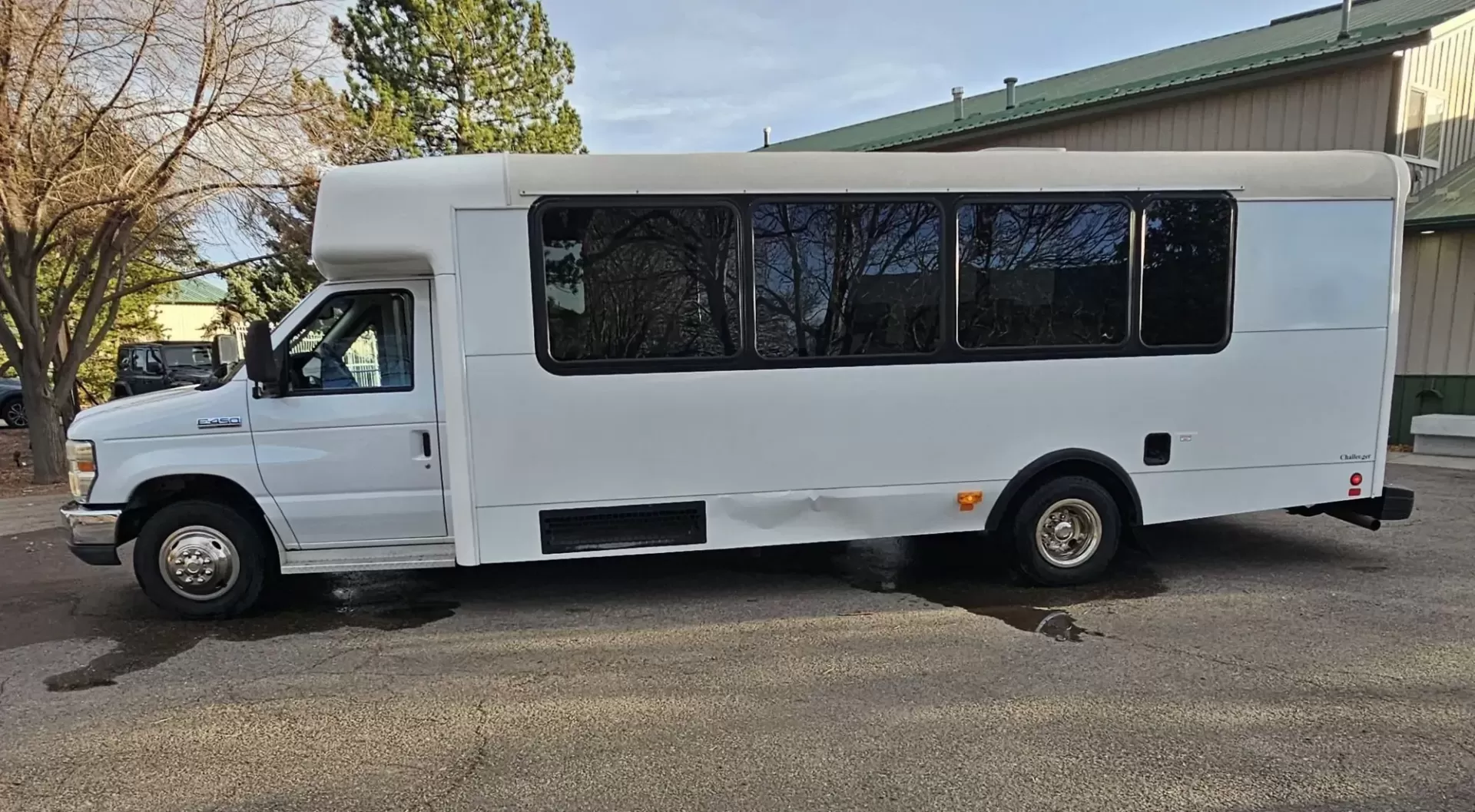 2015 White /Black Ford E450 with an V10 engine, Auto transmission, 0.000000, 0.000000 - 2015 FORD E450 CHAMPION - CHALLENGER V-10 GAS 24 PASSENGER PLUS DRIVER WHITE EXTERIOR EXECUTIVE SHUTTLE BLACK EXECUTIVE SEATS AISLE ARMREST LAP BELTS RECLINER SEATS WOOD LOOK FLOORING REAR LUGGAGE AND MUCH MORE! SIDE PANEL DRIVERS SIDE DAMAGE LOW MILES - WELL MAINTAINED FINANCING AVAILABLE LOCATED I - Photo#1